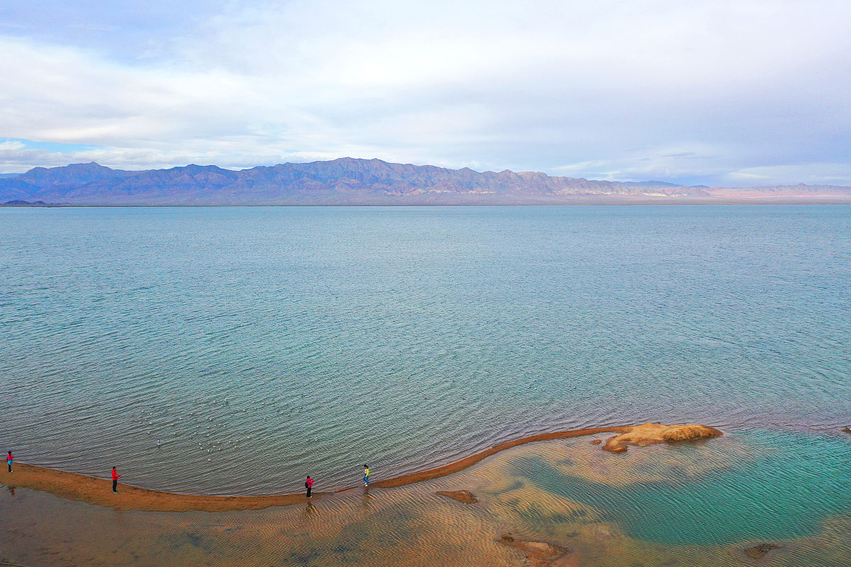 这座湖泊是青藏高原上最大的淡水湖之一,也是西藏境内的第二大湖泊.