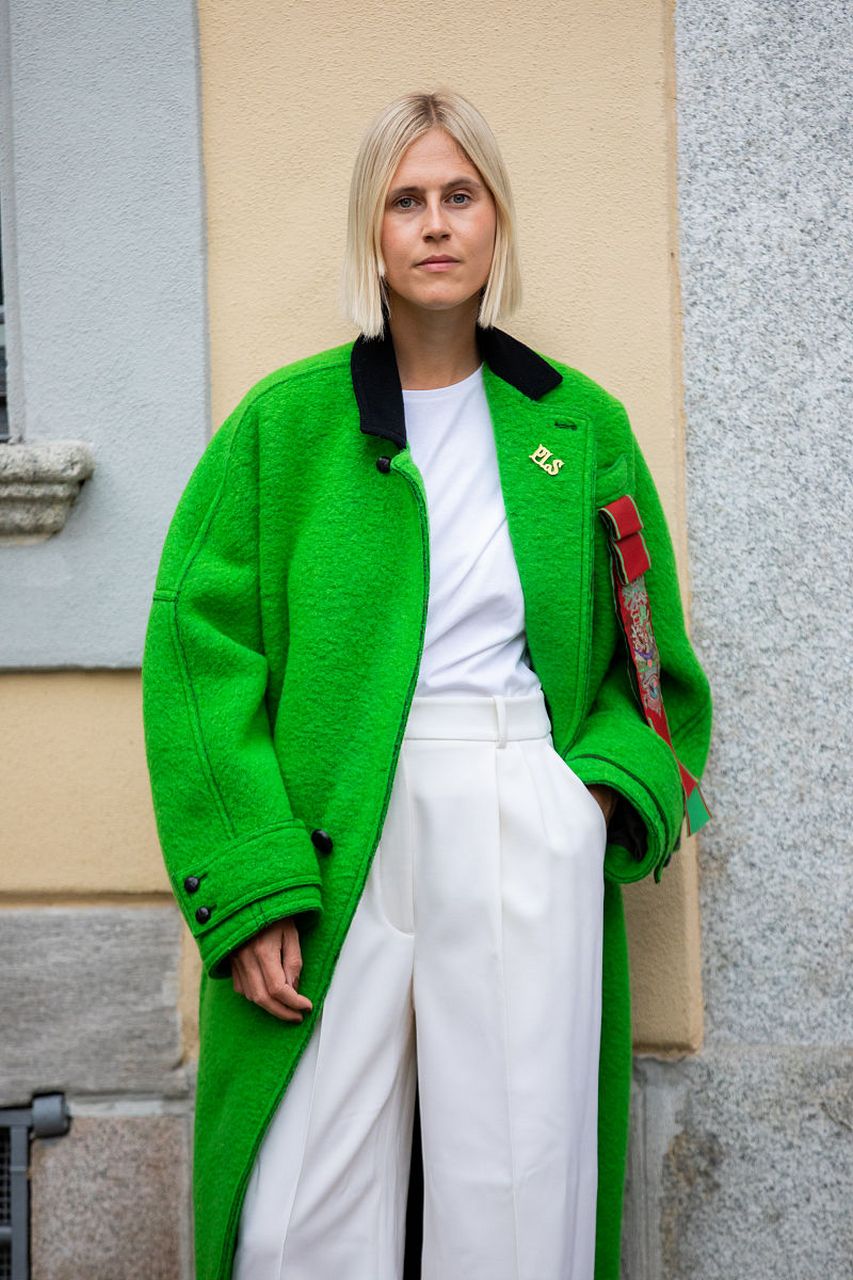 绿色上衣搭配多样裤子展现不同风格.