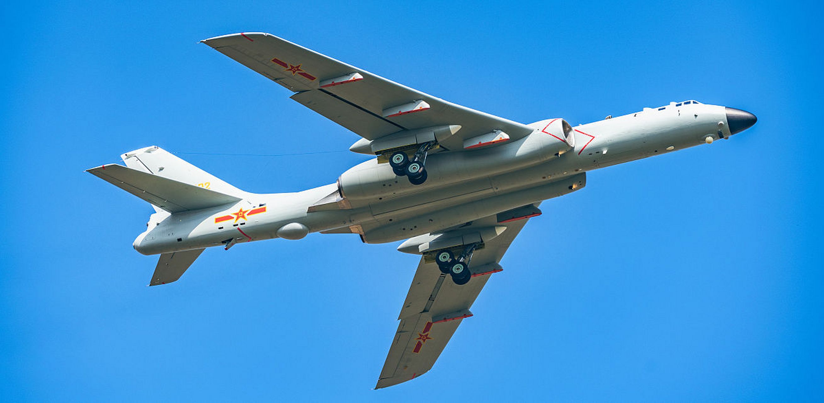 美媒故意歪曲轰-6k夜间绕台时间,意图破坏中美关系