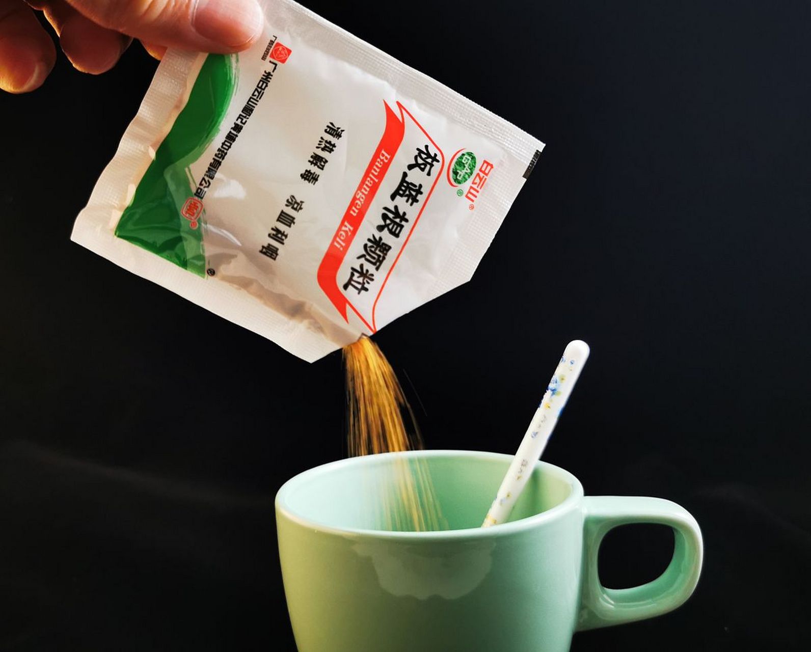 记得小时候我感冒了,妈妈给我冲了一杯咖啡,她说:尝尝吧,外国人都喝