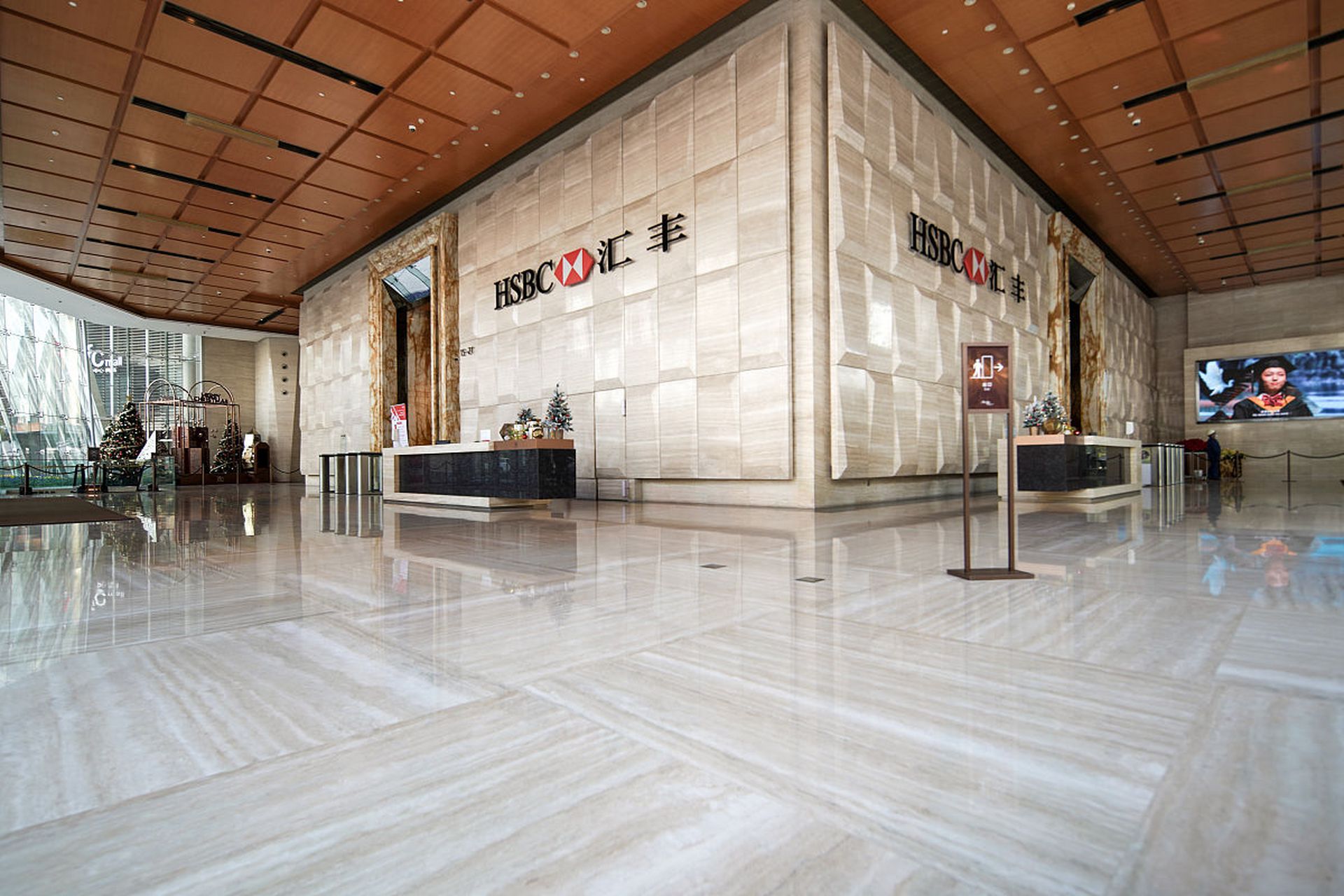 在客厅,木纹瓷砖营造自然与时尚并存的氛围;在厨房,抗污瓷砖带来便捷