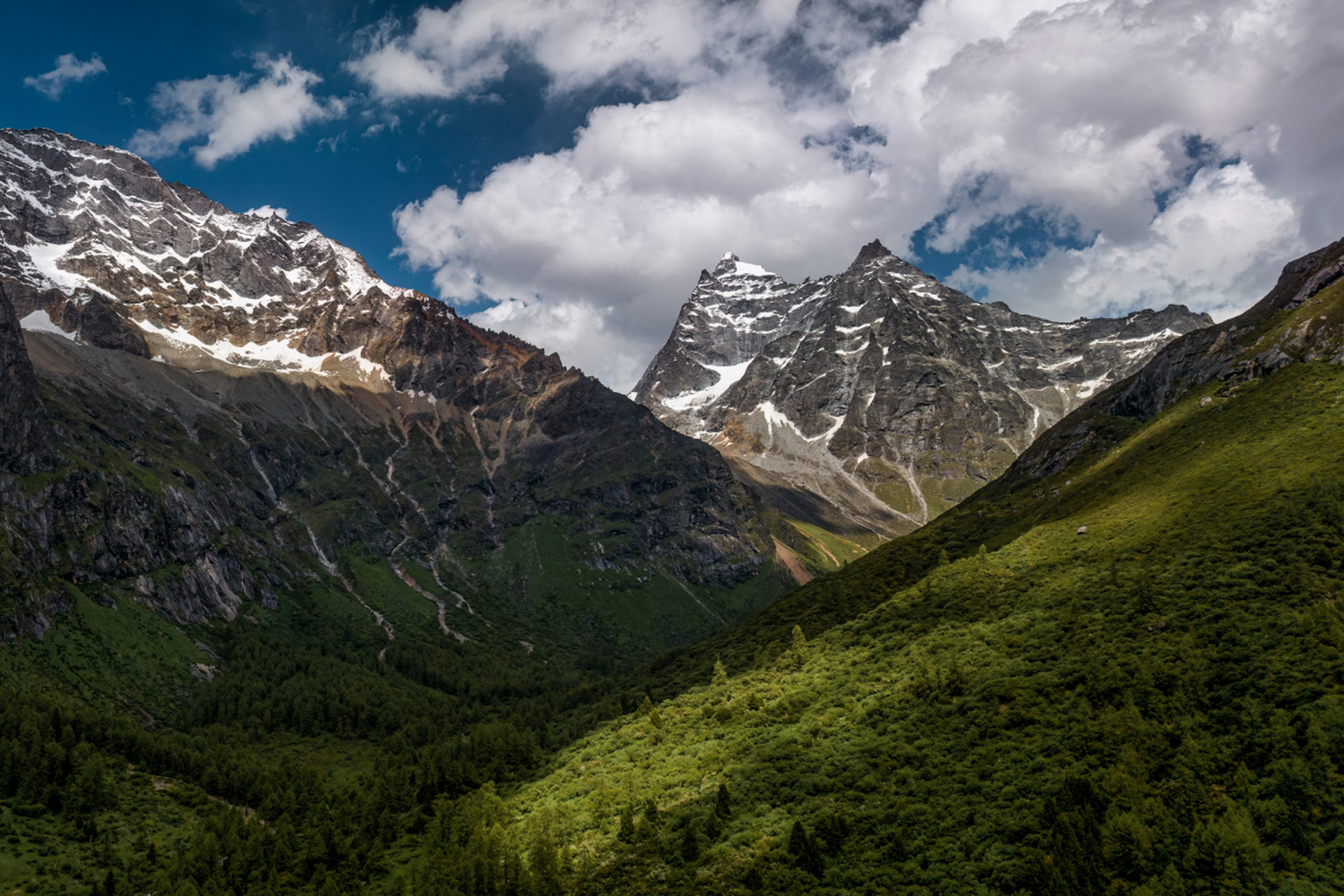 鬼斧神工的地貌,丰富独特的景观,被誉为"东方的阿尔卑斯山"的四姑娘山