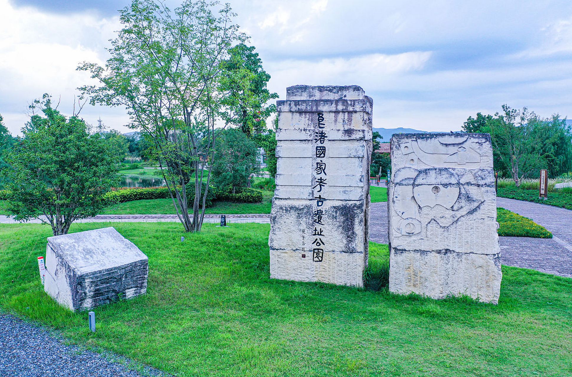 位于中国浙江省杭州市余杭区的良渚古城遗址,是中国早期区域文明的