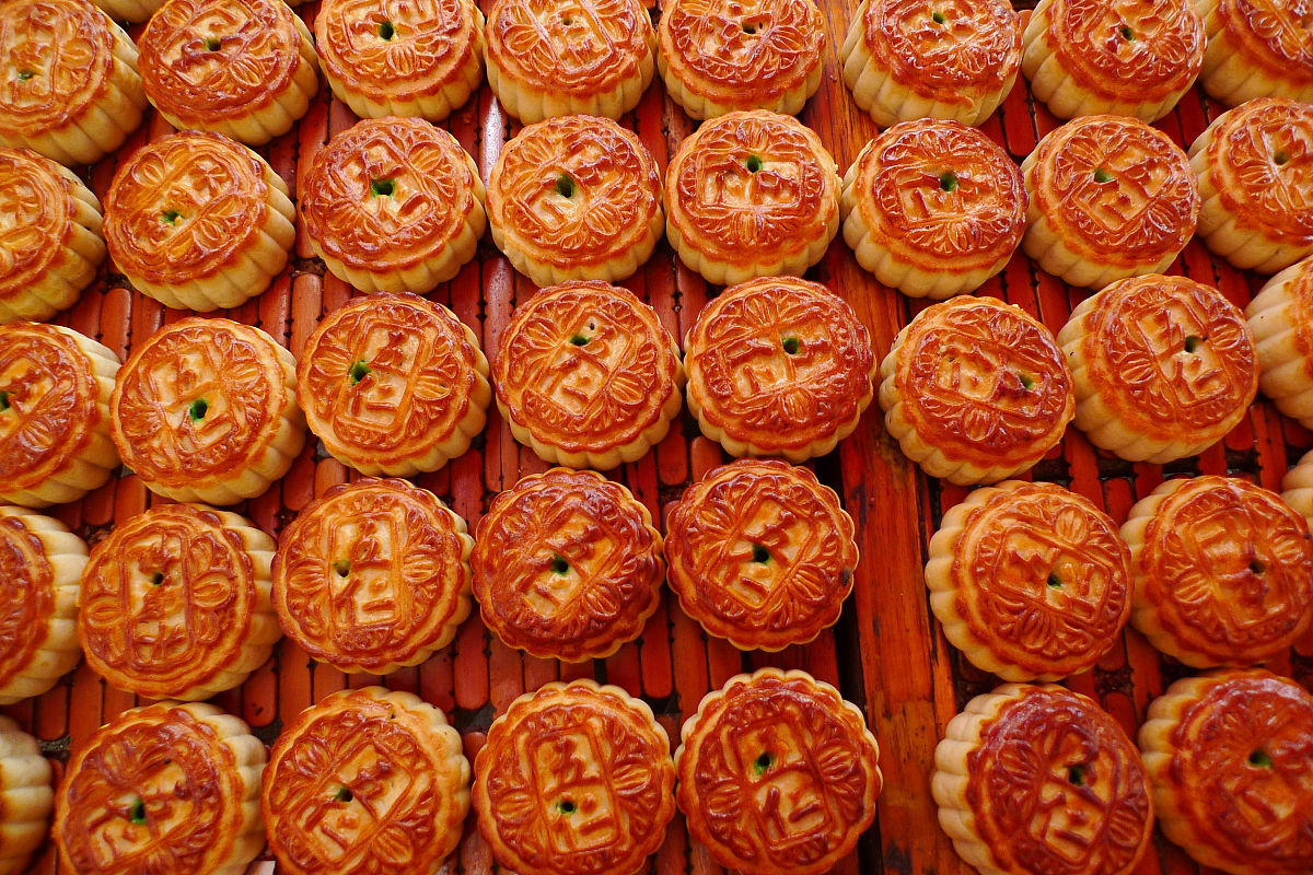 最好的办法是将月饼搭空叠起,放在竹篮子里,挂在通风处.