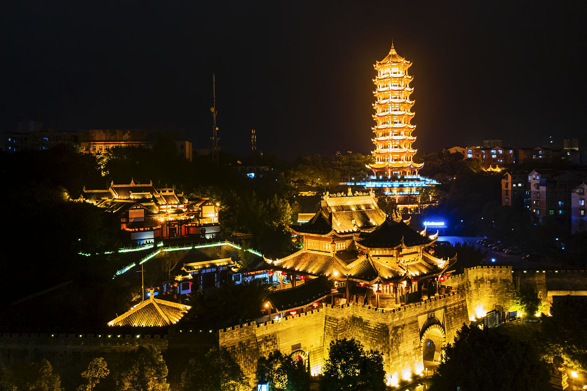 以下是内江市内一些热闹的小吃街:首先是位于内江市东兴区平安路的