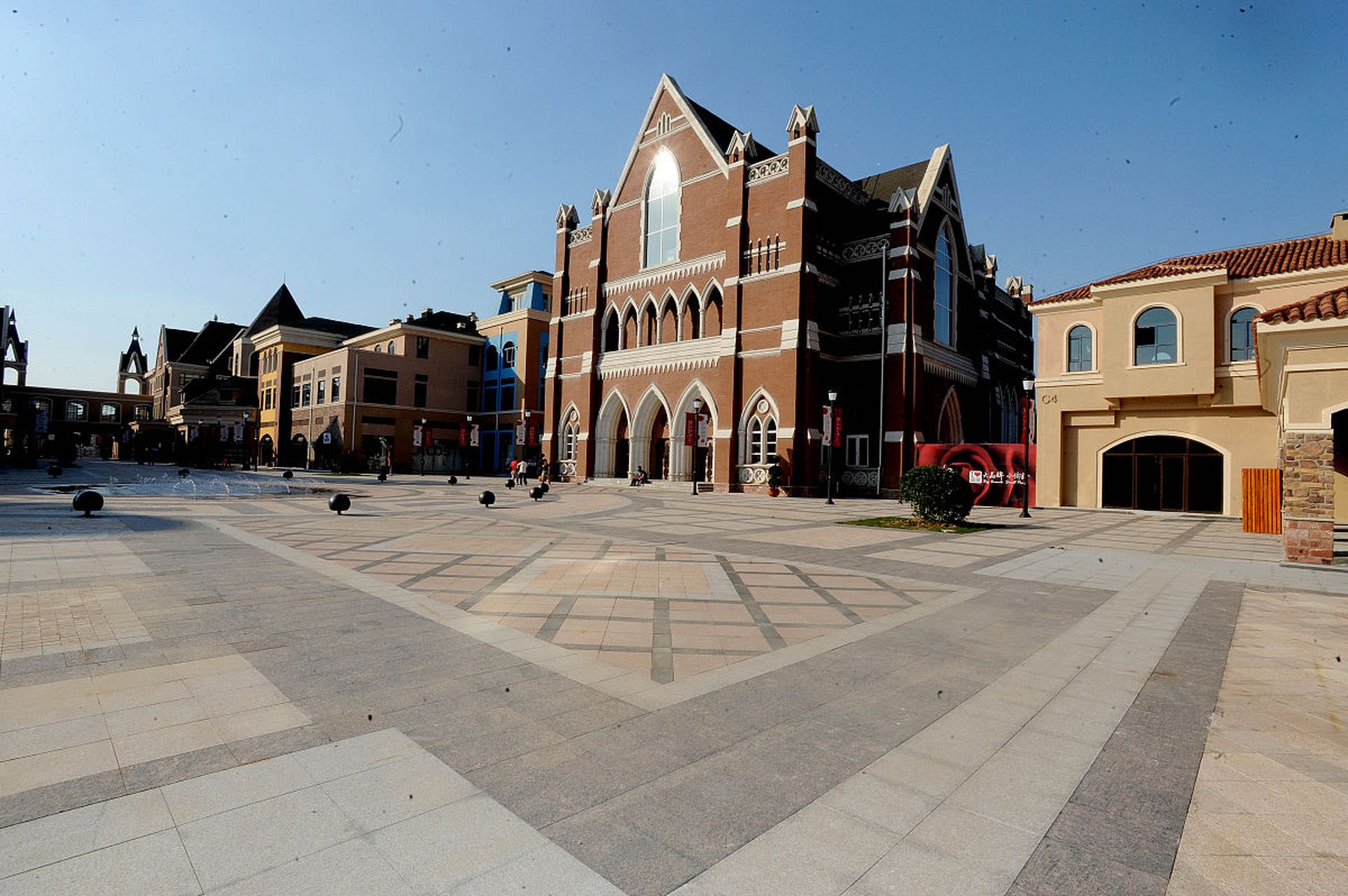2023我的旅行奇遇# 广州街香港街景区:横店影视城的时光穿梭之旅