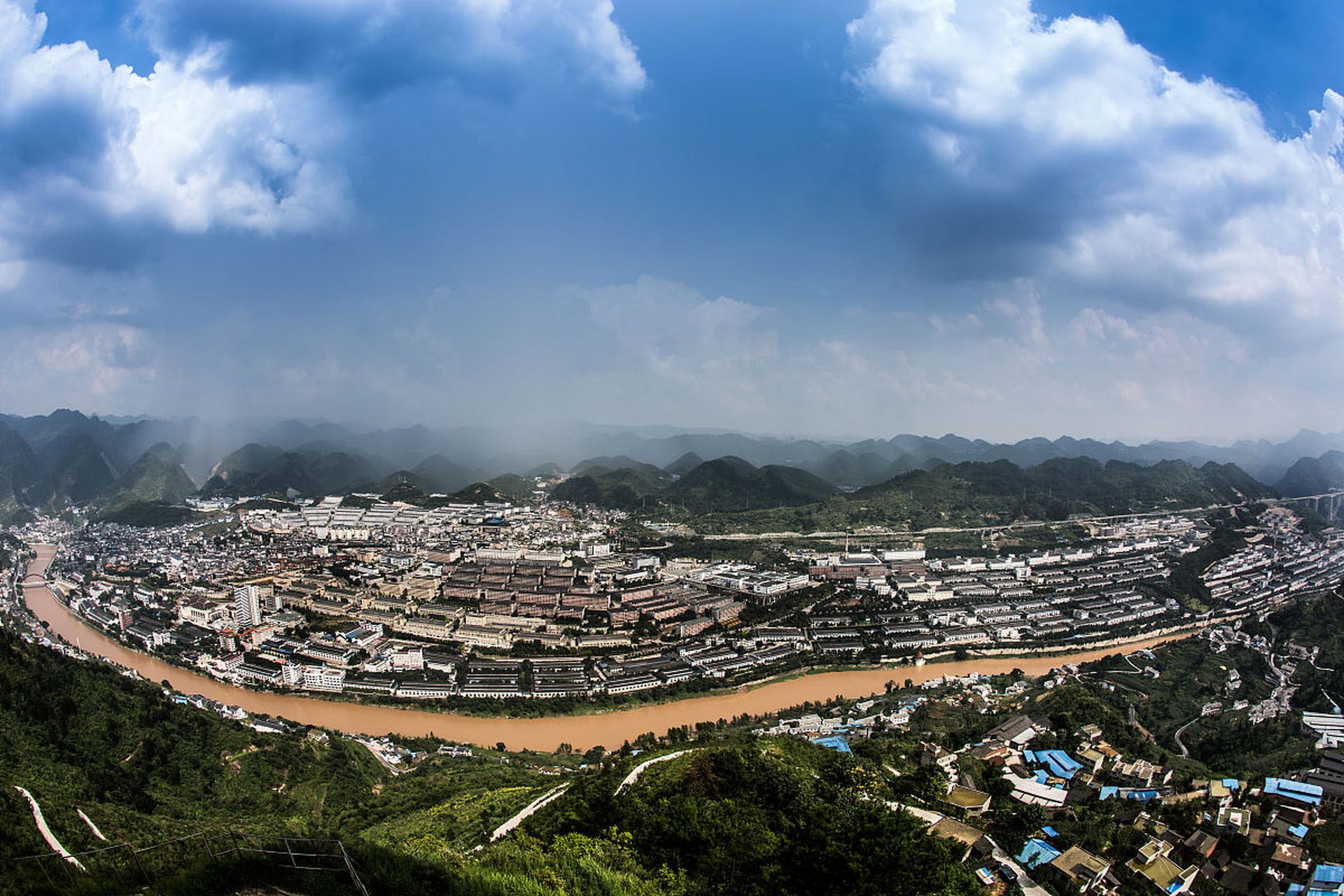 贵州省目前共有15个国家级特色小镇,分布如下: 青岩镇,郎岱镇,茅台镇