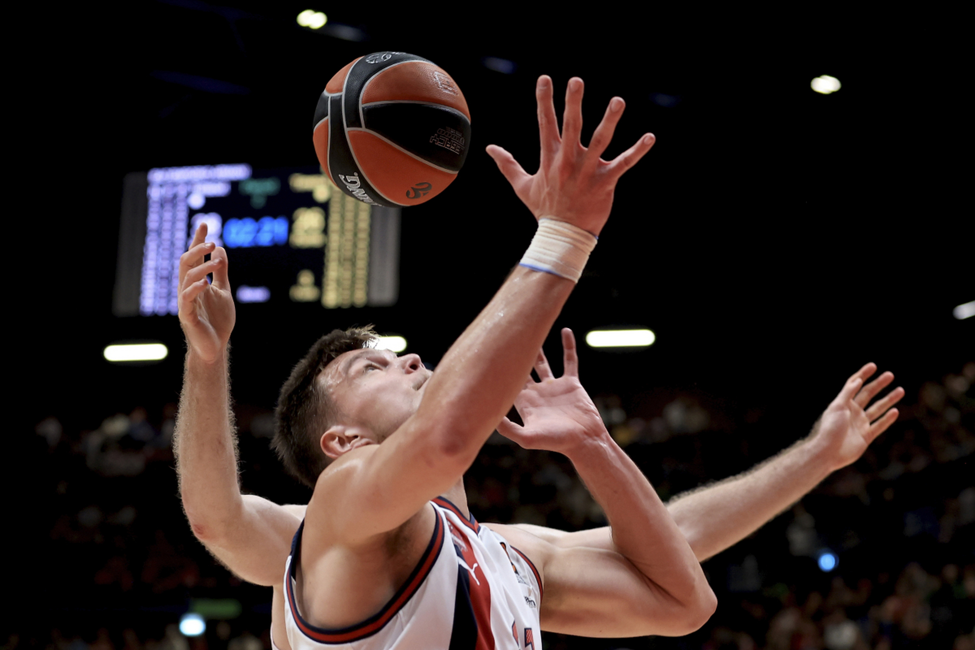 篮球进攻3秒规则限制球员在禁区的滞留时间,以增加比赛的观赏性.