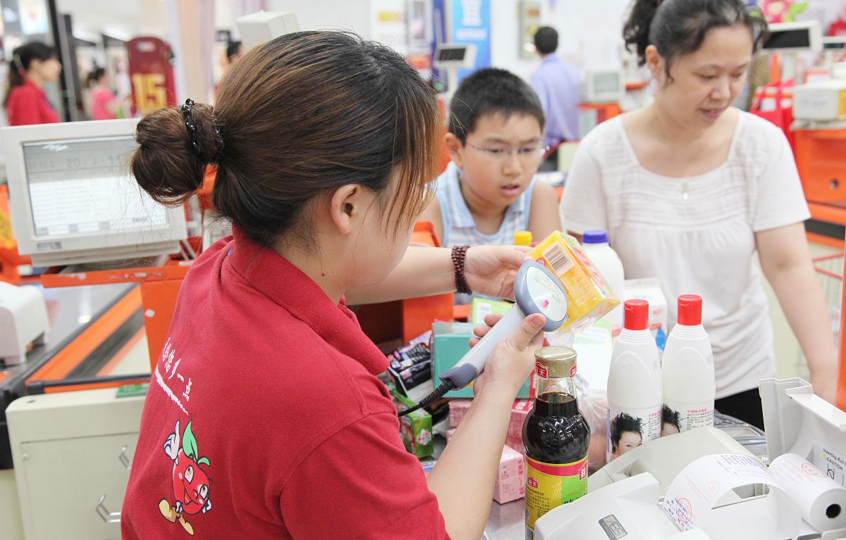 43岁的我爱上了一位超市收银员,她不接受,也不拒绝,应该怎么办