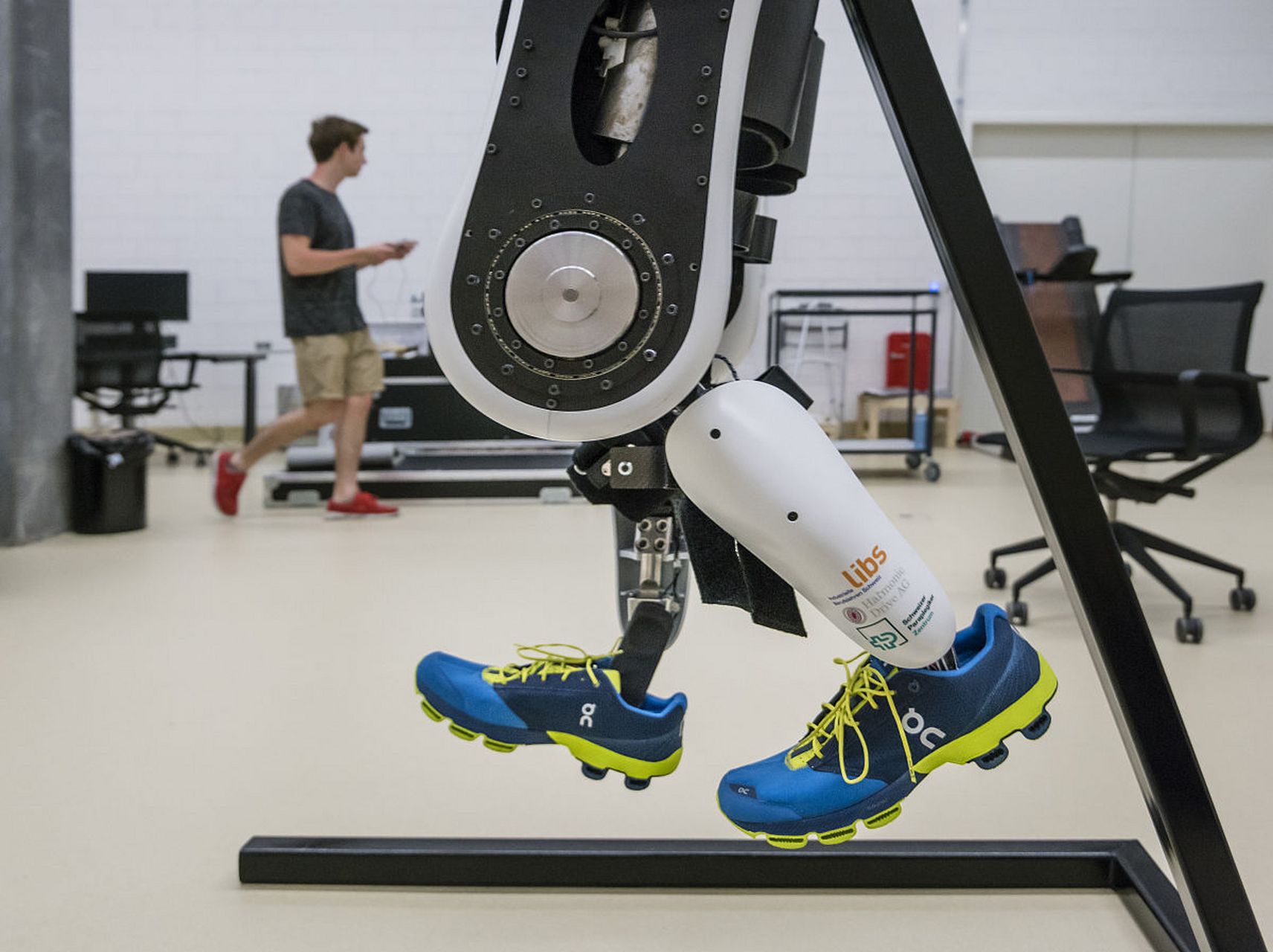 康复新科技:下肢康复机器人助力患者行走 #脑梗偏瘫正确康复训练