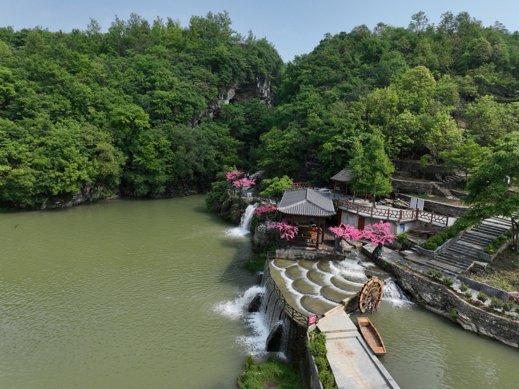 以下是一些值得一游的推荐:  佛山祖庙:作为佛山市内最著名的景点之一