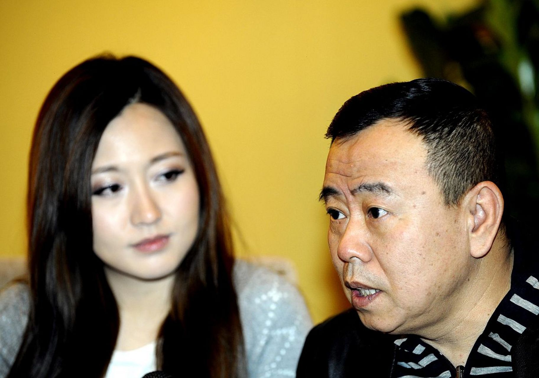 杨云回忆起当年潘长江被医生预言活不过25岁,她却毅然嫁给他,陪他