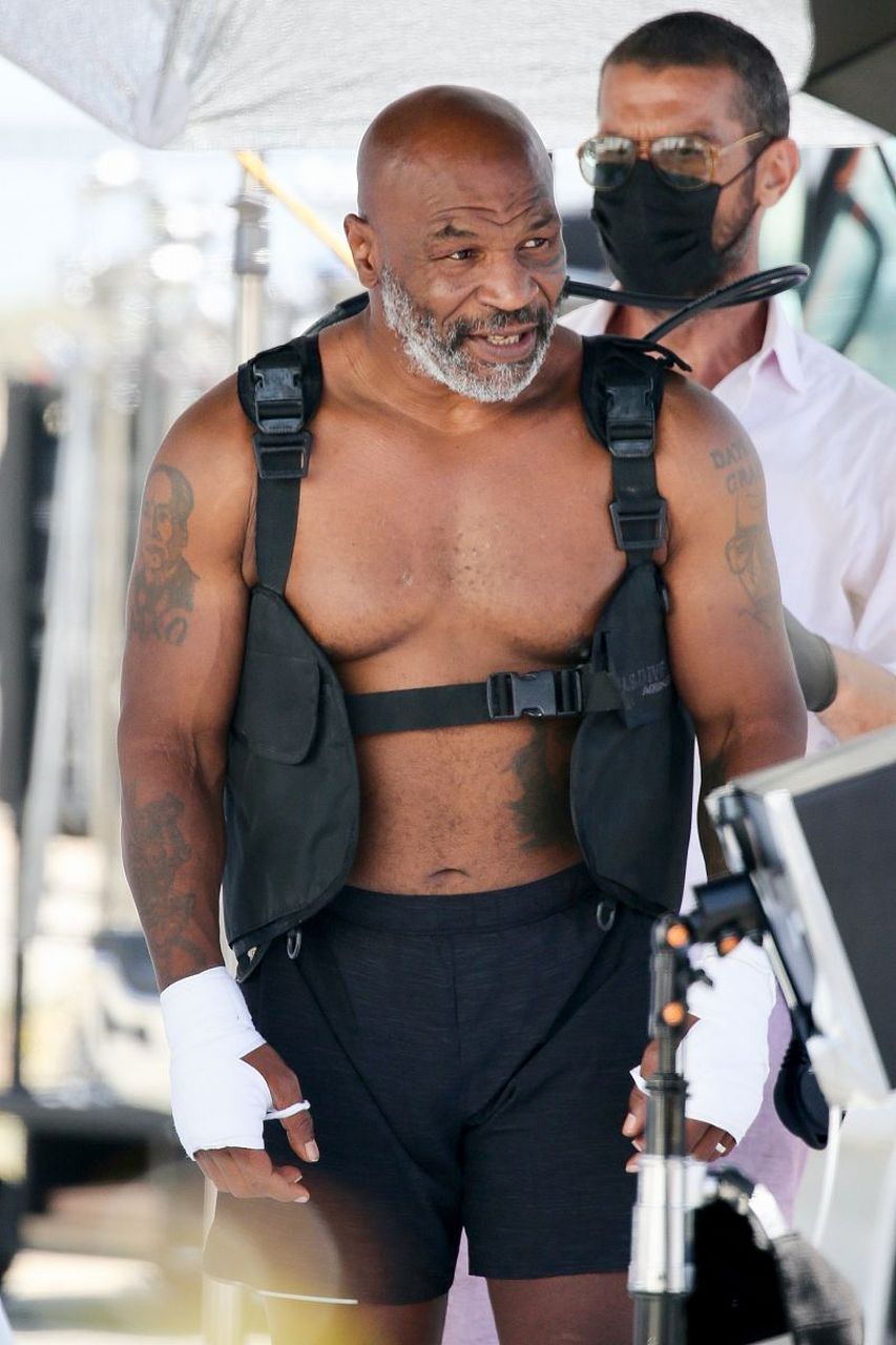 泰森的腹肌,施瓦辛格的腹肌,小李子的腹肌,李小龙的腹肌,这一幕碎了