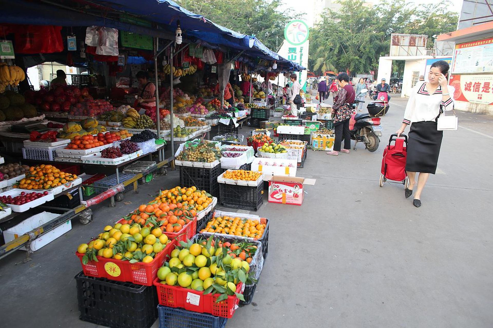 南宁路边摊贩,7斤半的水果竟然少3斤!