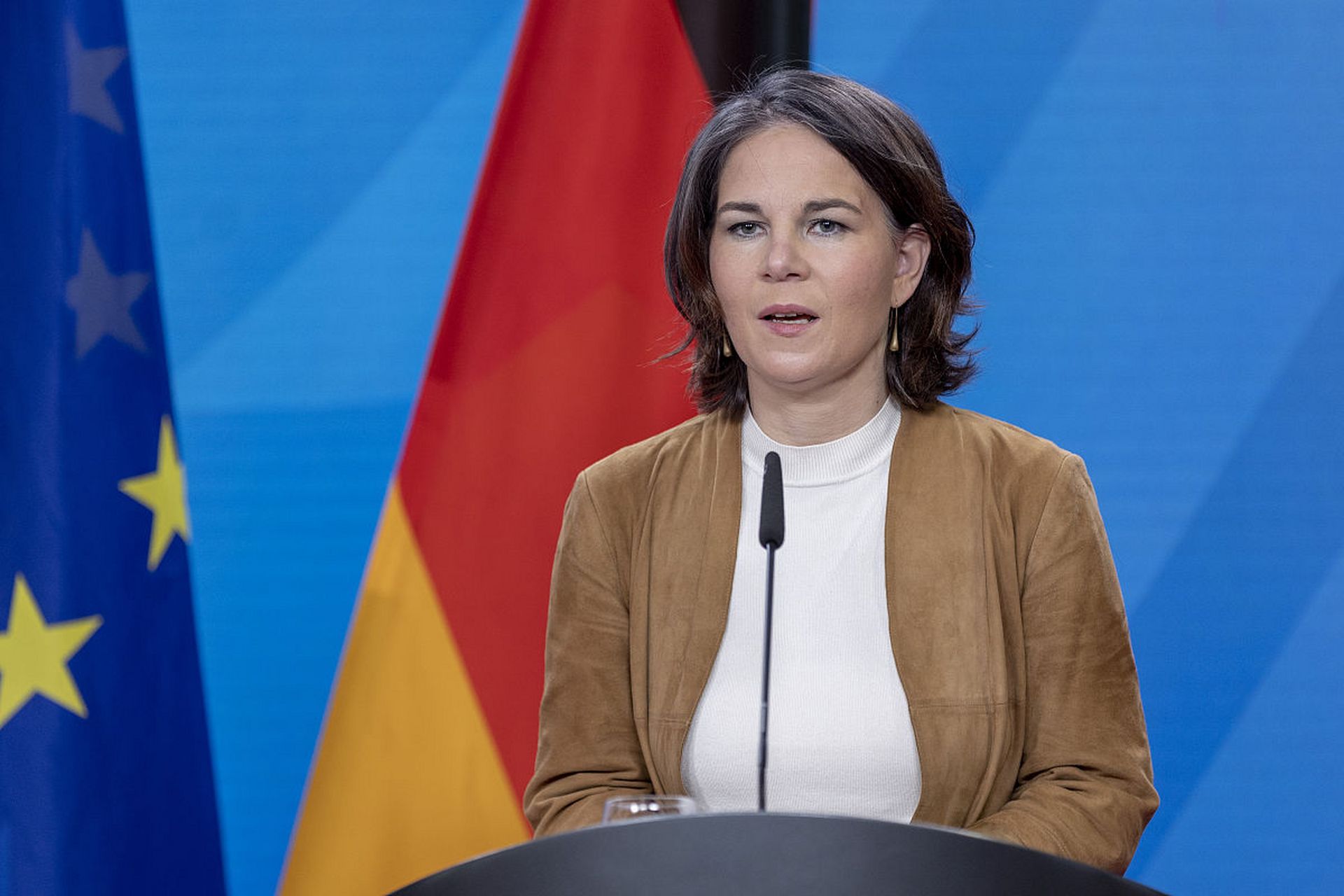 德国外长贝尔伯克近日接受采访时称:"德国有全球最大的洗衣机生产厂商