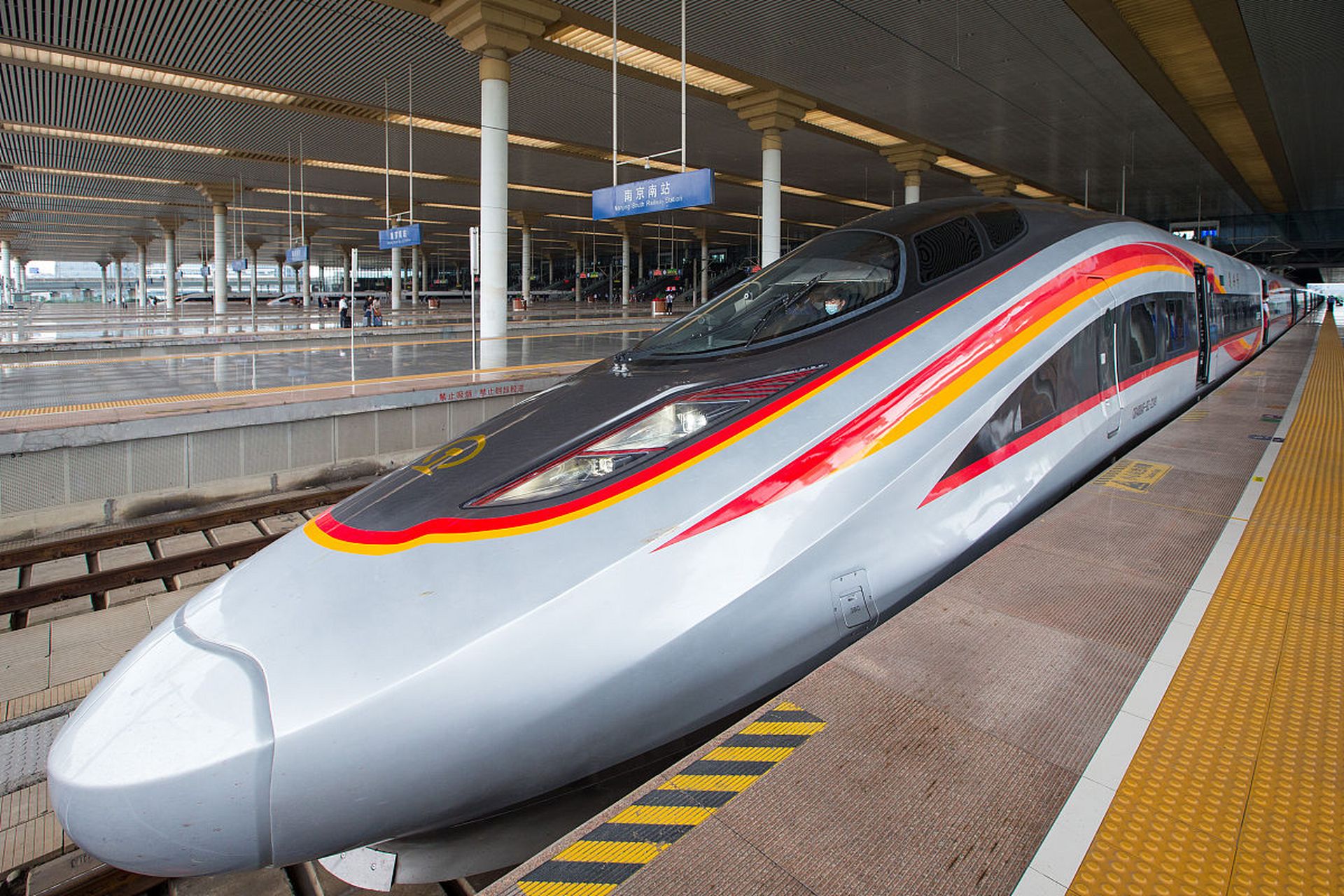 有2个特点:一是几乎站站乐,也就是站站停的意思,成渝高铁全线11个站