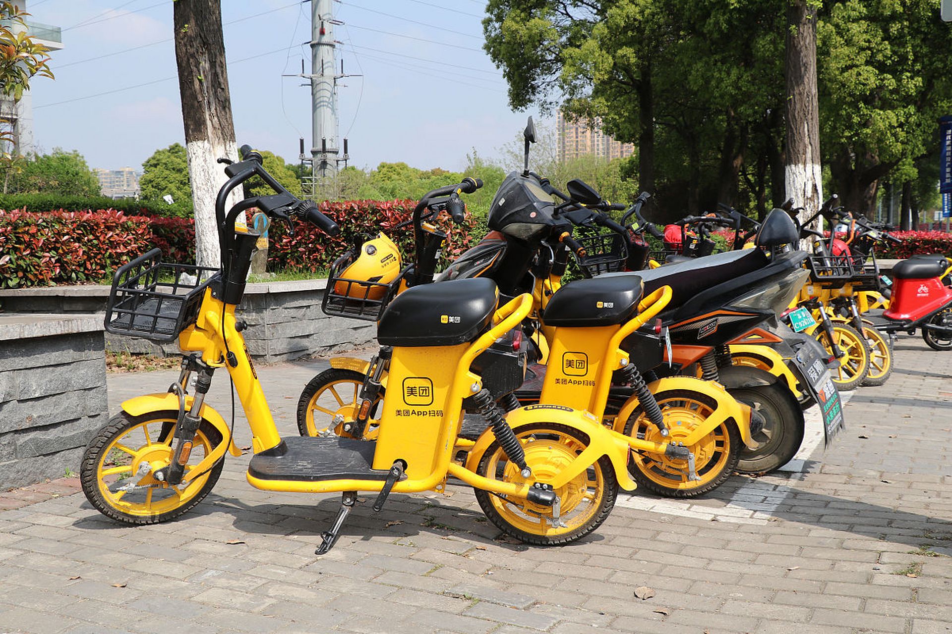 华南理工大学一名大一女生乘坐美团共享电动车意外摔倒,导致头部重伤