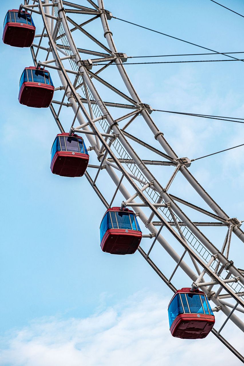 天津眼是世界上最大的摩天轮之一,夜晚乘坐可以俯瞰整个城市的繁华