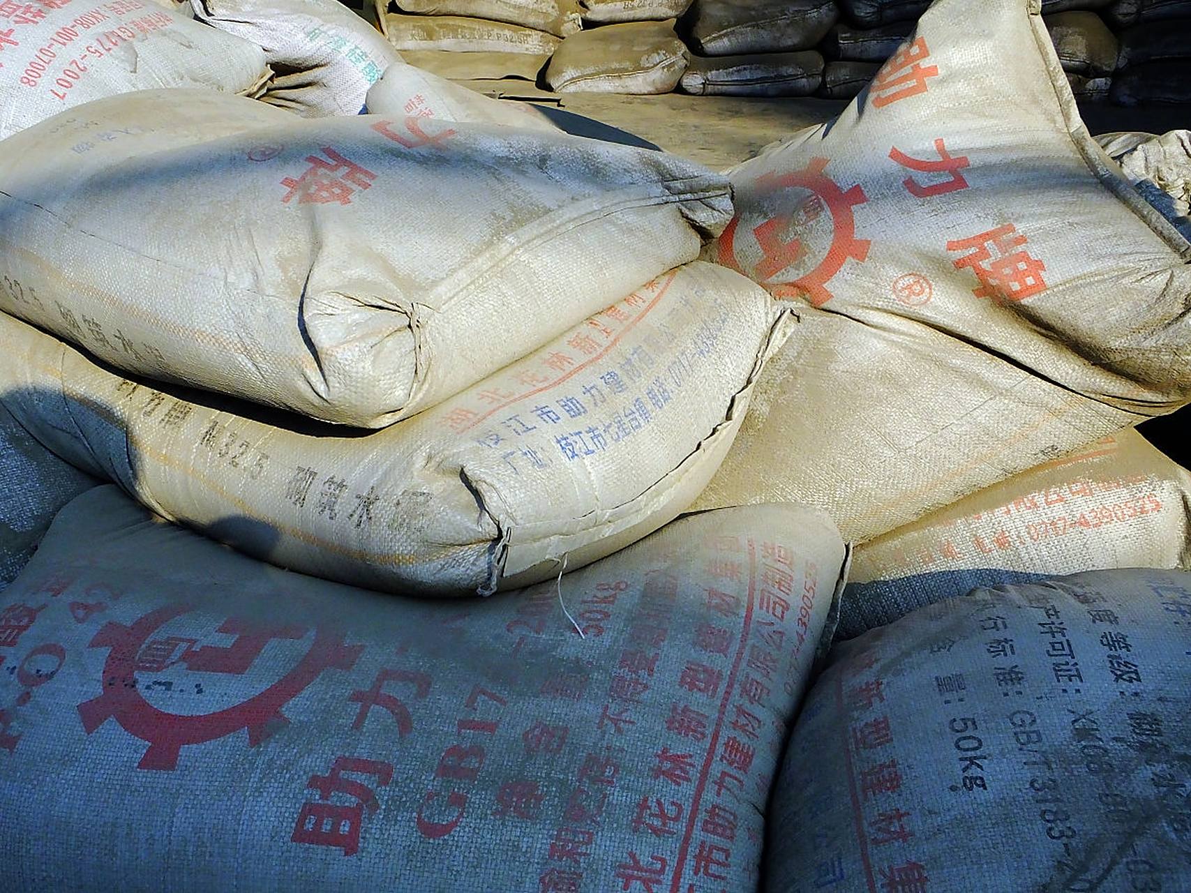 户主认为300元的报酬已经相当高了,而搬运50袋水泥这种体力活应该很