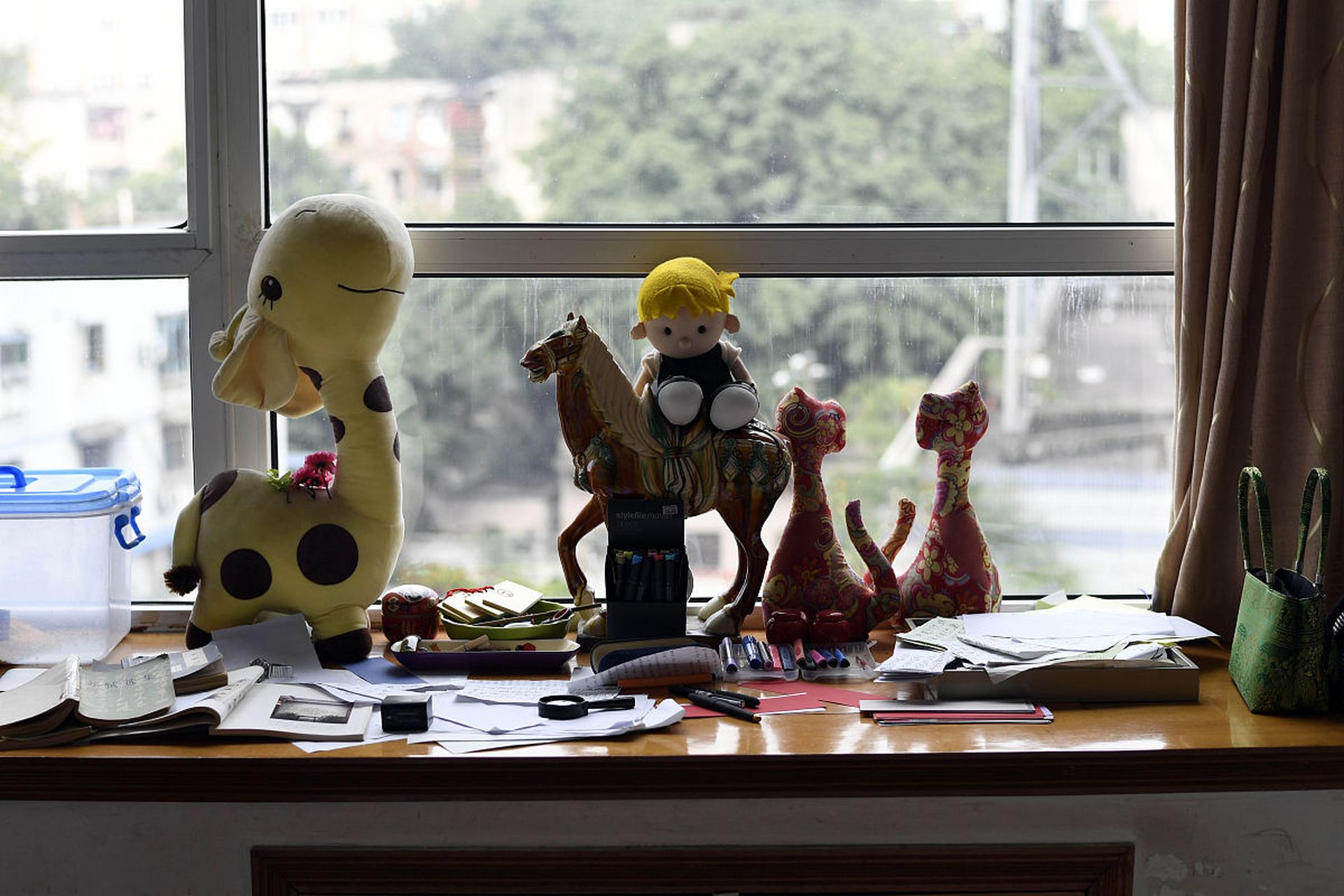 堂姐两口子在深圳打工,把4儿子留在老家上学,女儿带着在深圳上学,只有