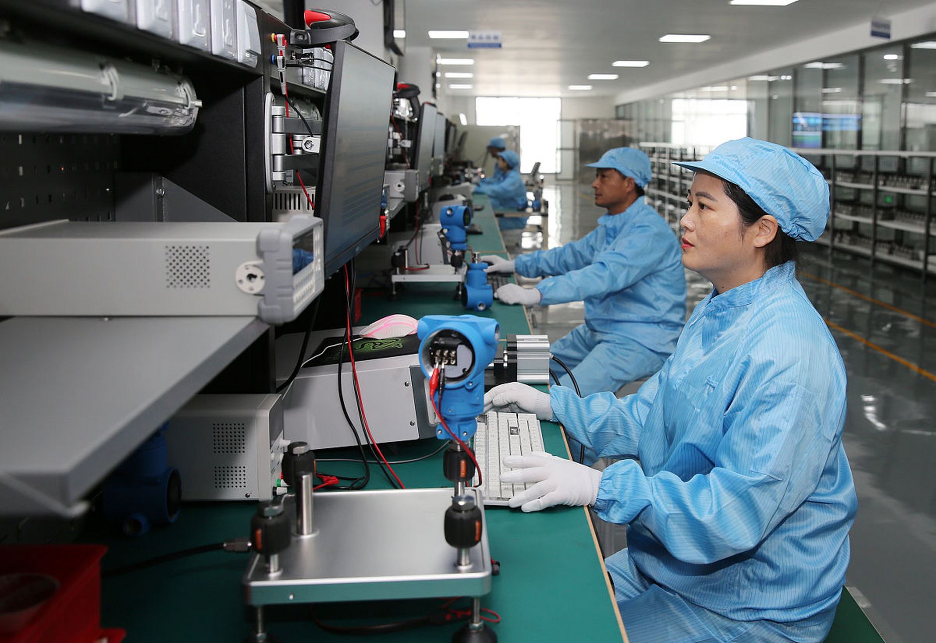 smt,也就是表面贴装技术可以把电子元器件直接焊接在pcb上