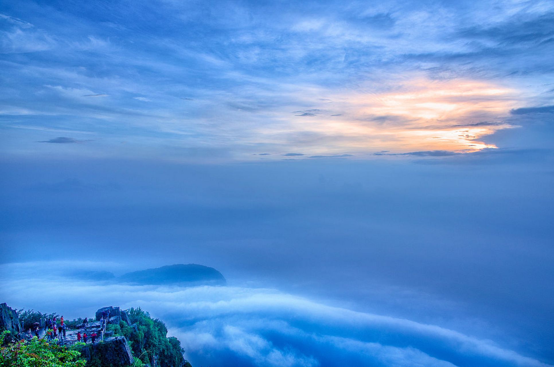 这首《峨眉山月歌》是李白描绘峨眉山月夜美景和表达对友人思念之情的