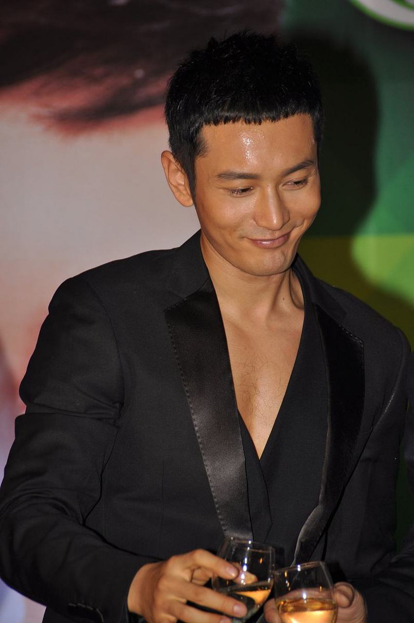 考古黄晓明的活动生图,晓明哥不光颜值高,这肌肉也是练过的[嘻嘻]!