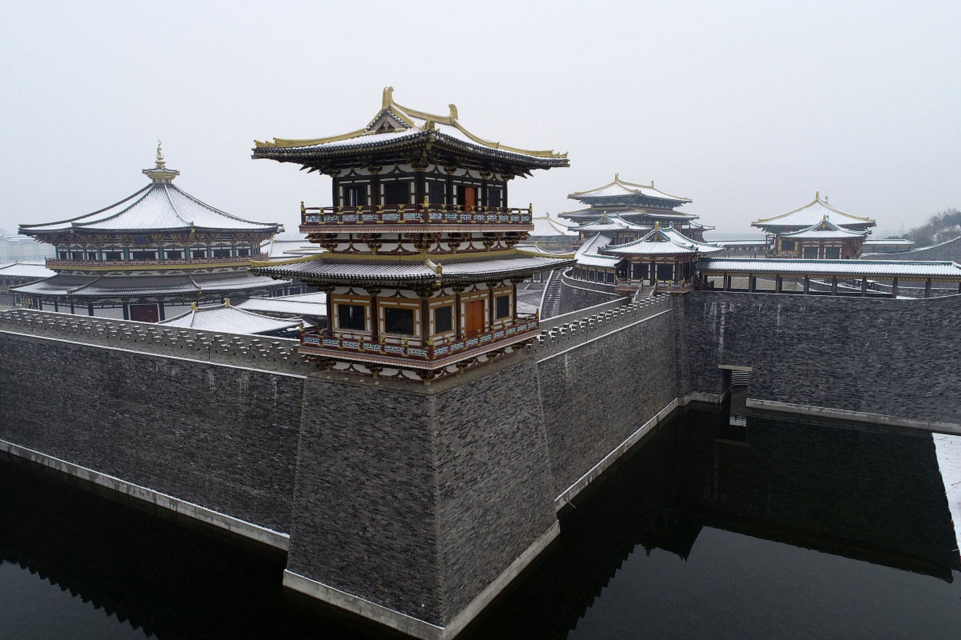 周朝时期,安阳是陪都,见证了周朝早期的政治,经济和文化发展.