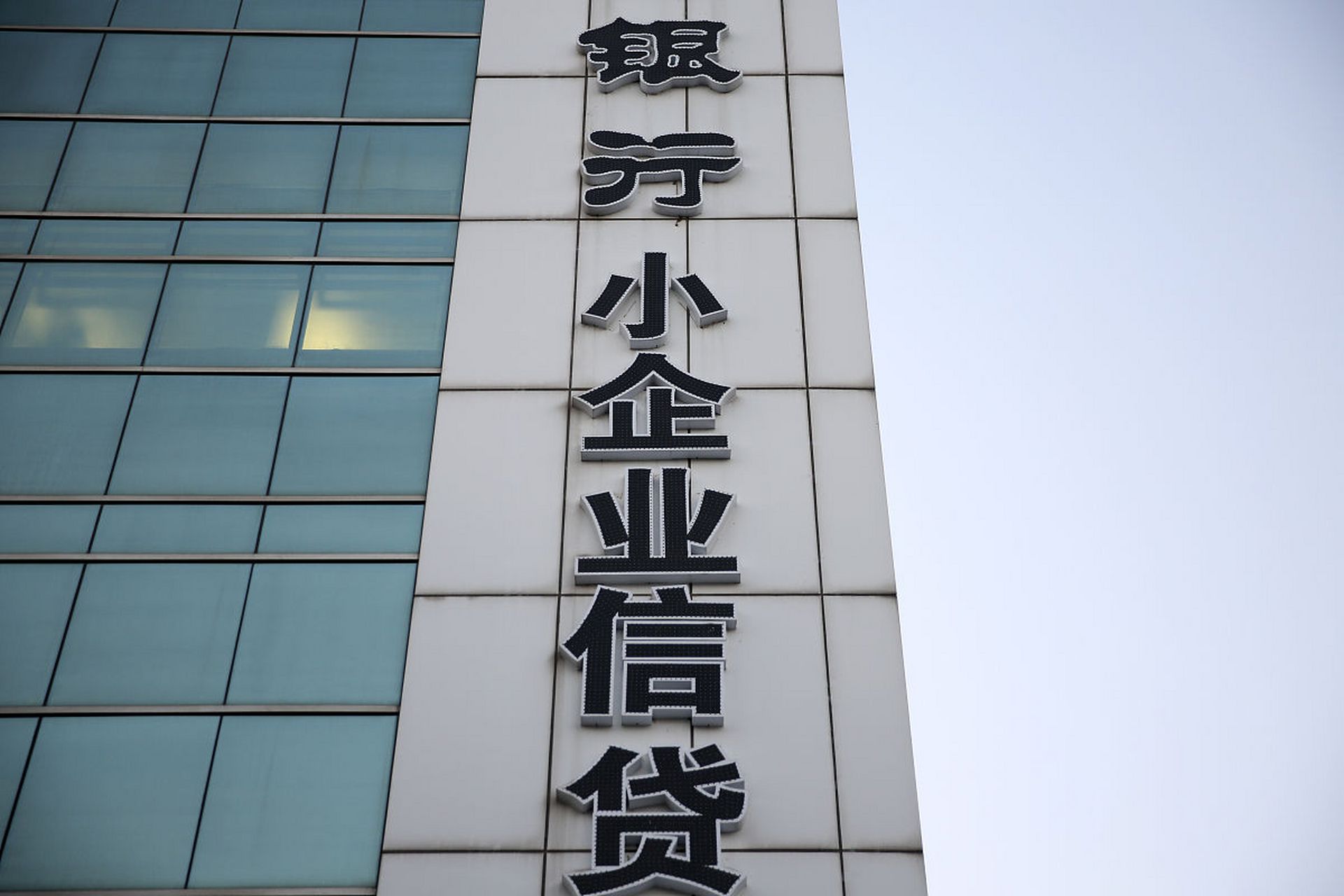 我们公司一个同事,她老公是农商银行信贷部主任,持50万银行原始股,她