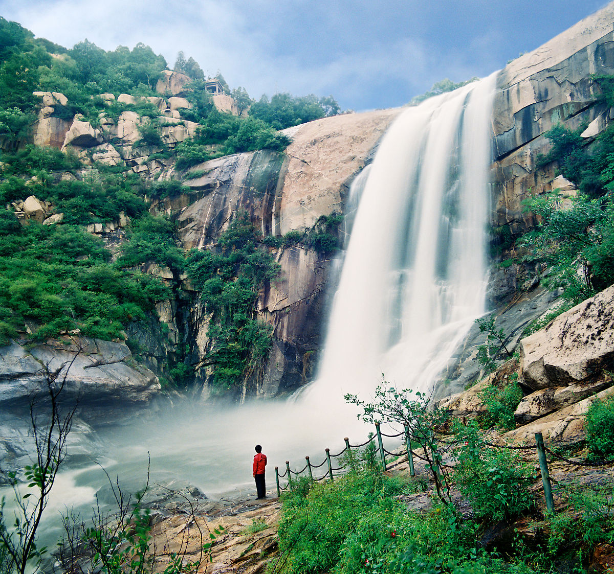 龙潭沟瀑布群位于河南省伏牛山脉腹地南阳市的西峡县双龙镇,地处伏牛