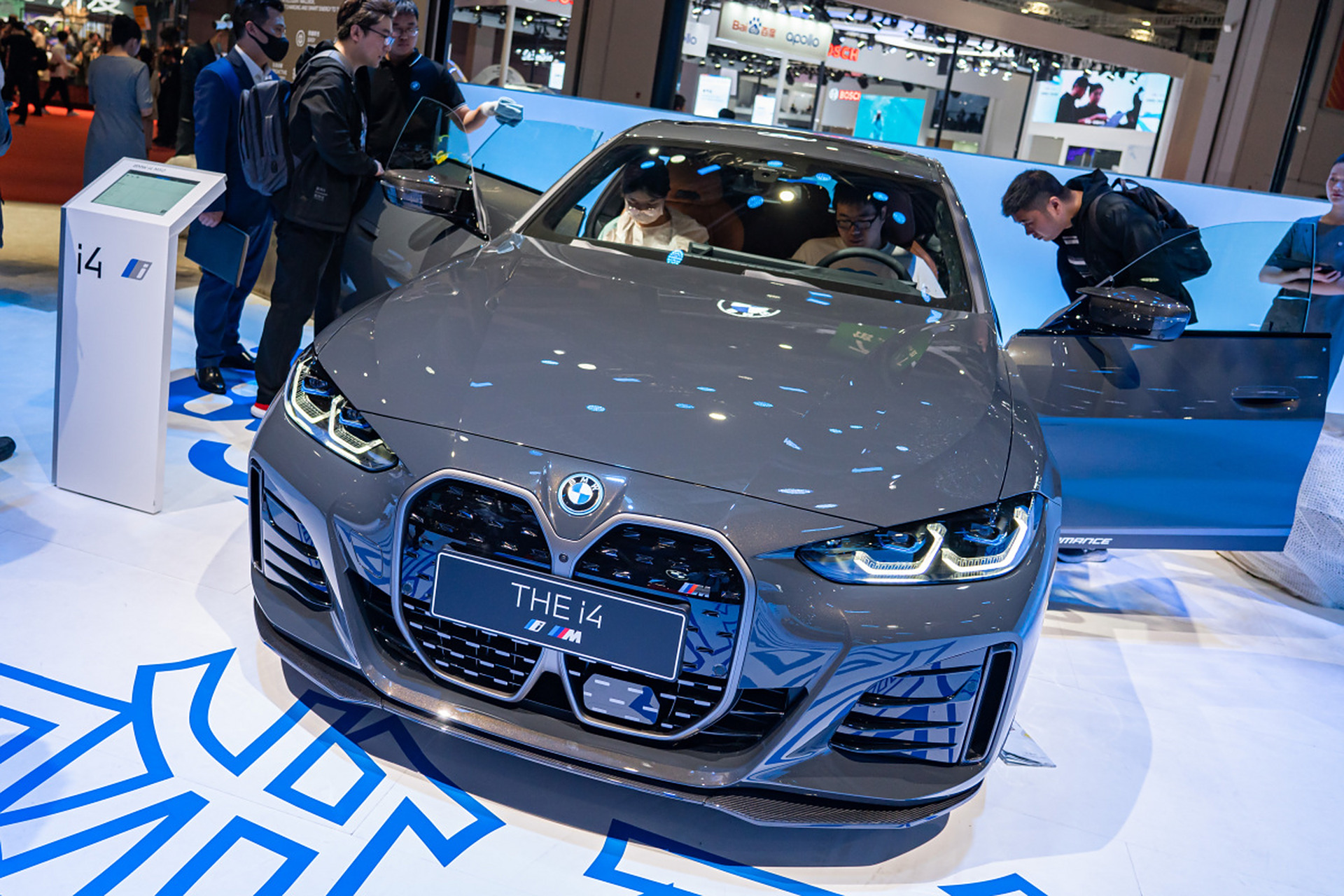 宝马i4在德国本土的销量表现非常出色,这款电动车型凭借其出色的性能