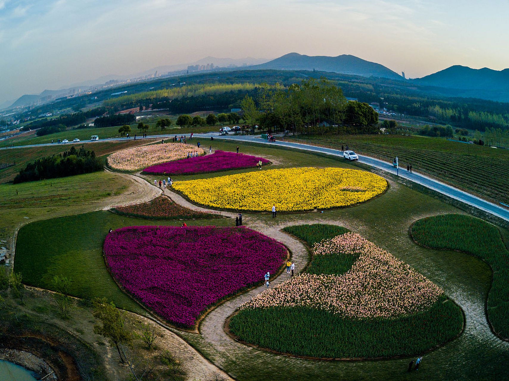 公园依山傍水,风景如画,犹如大自然的瑰宝.