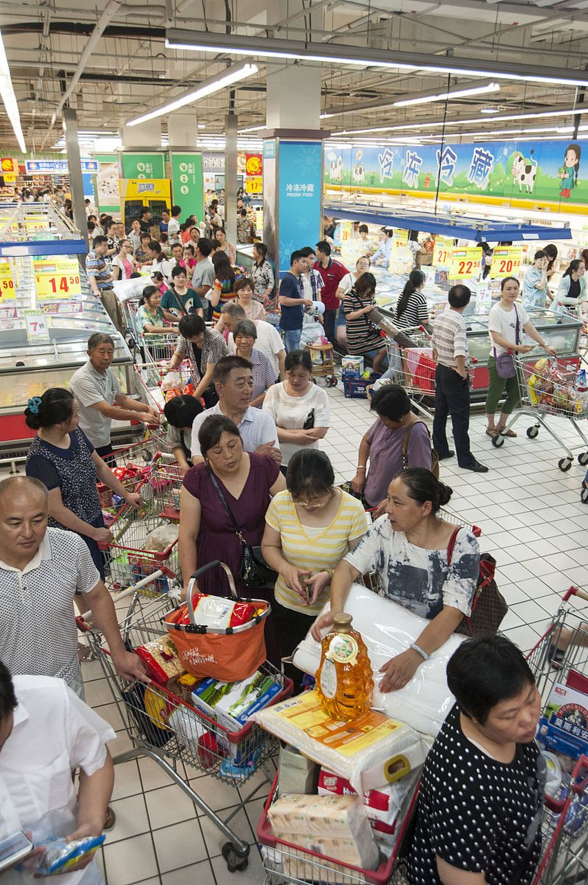 超市拥挤的人群图片图片