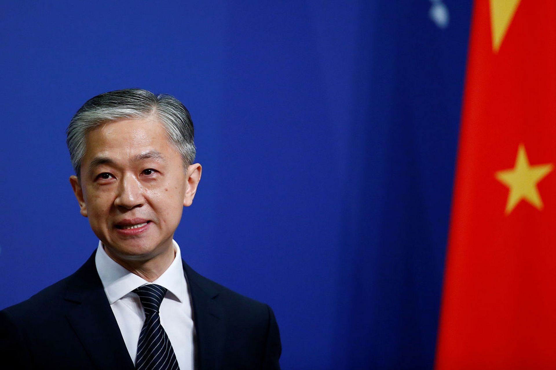 汪文斌,是中国外交部发言人,他负责外交部的日常例行记者会,并就涉及