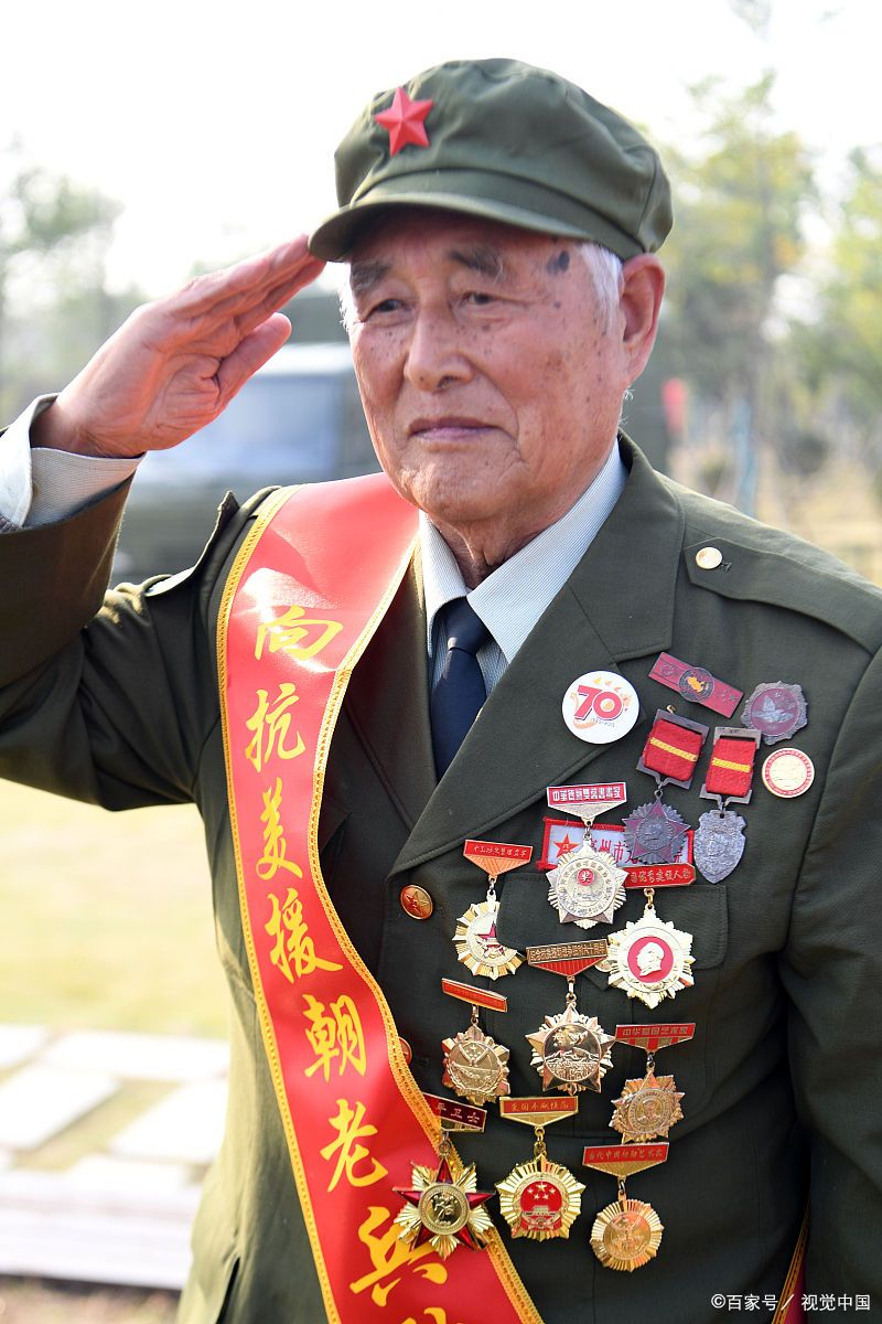 【边疆的守望者:一位老兵的坚守】 在祖国辽阔的西北