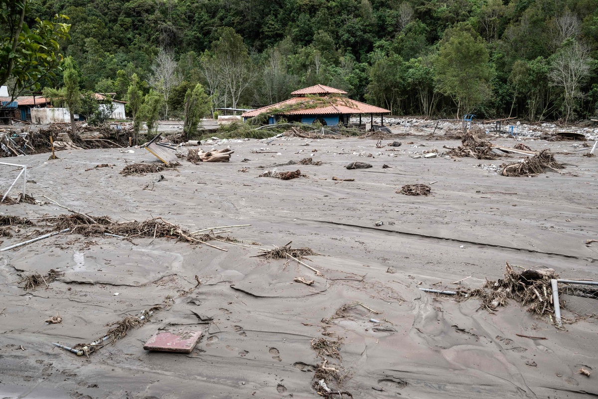 卫星图直击西藏泥石流:20万方塌方吞噬虫草营地,生死救援72小时
