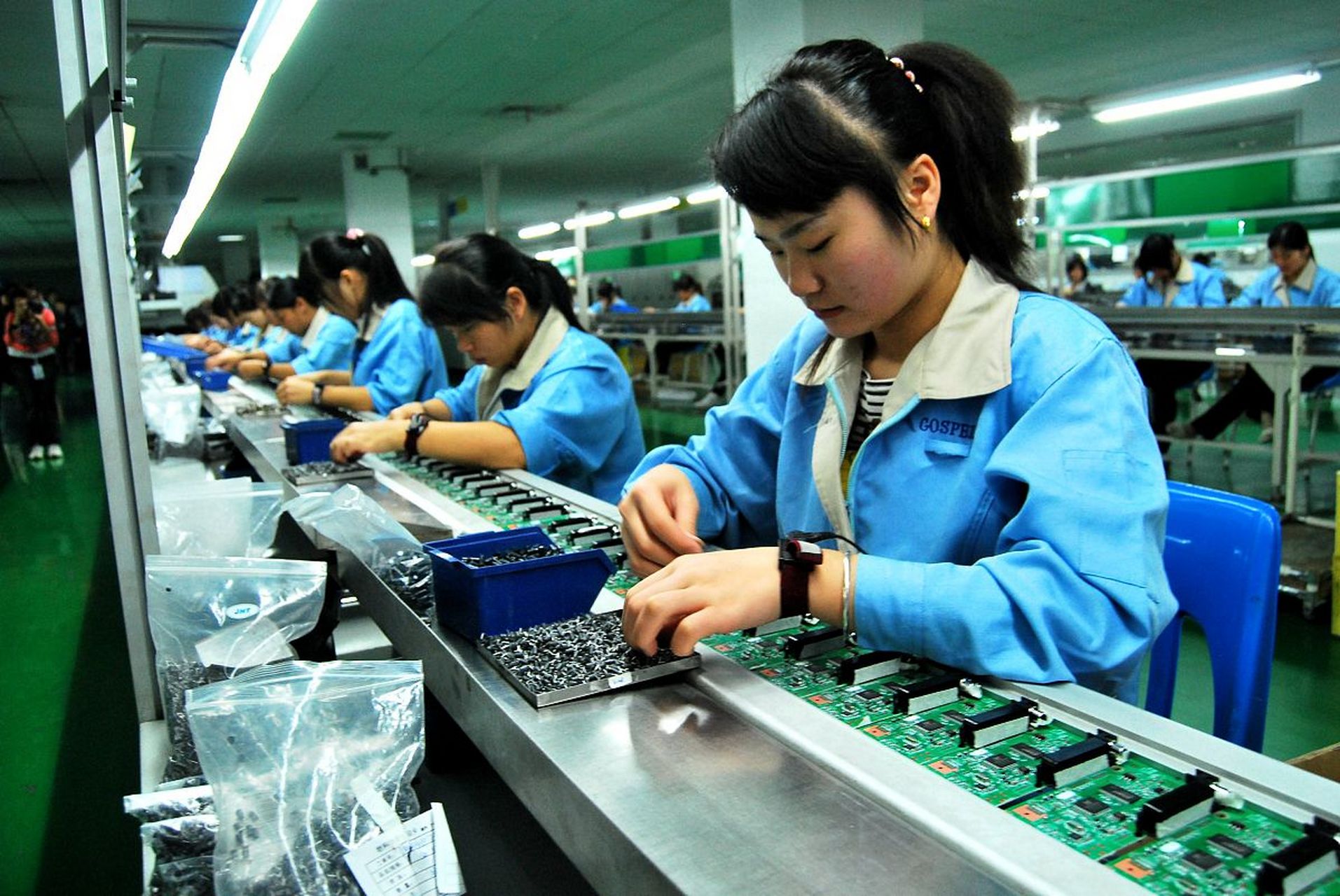 我在深圳一家电子厂上班,工资不算高,一个月算上全勤能拿6000块钱.