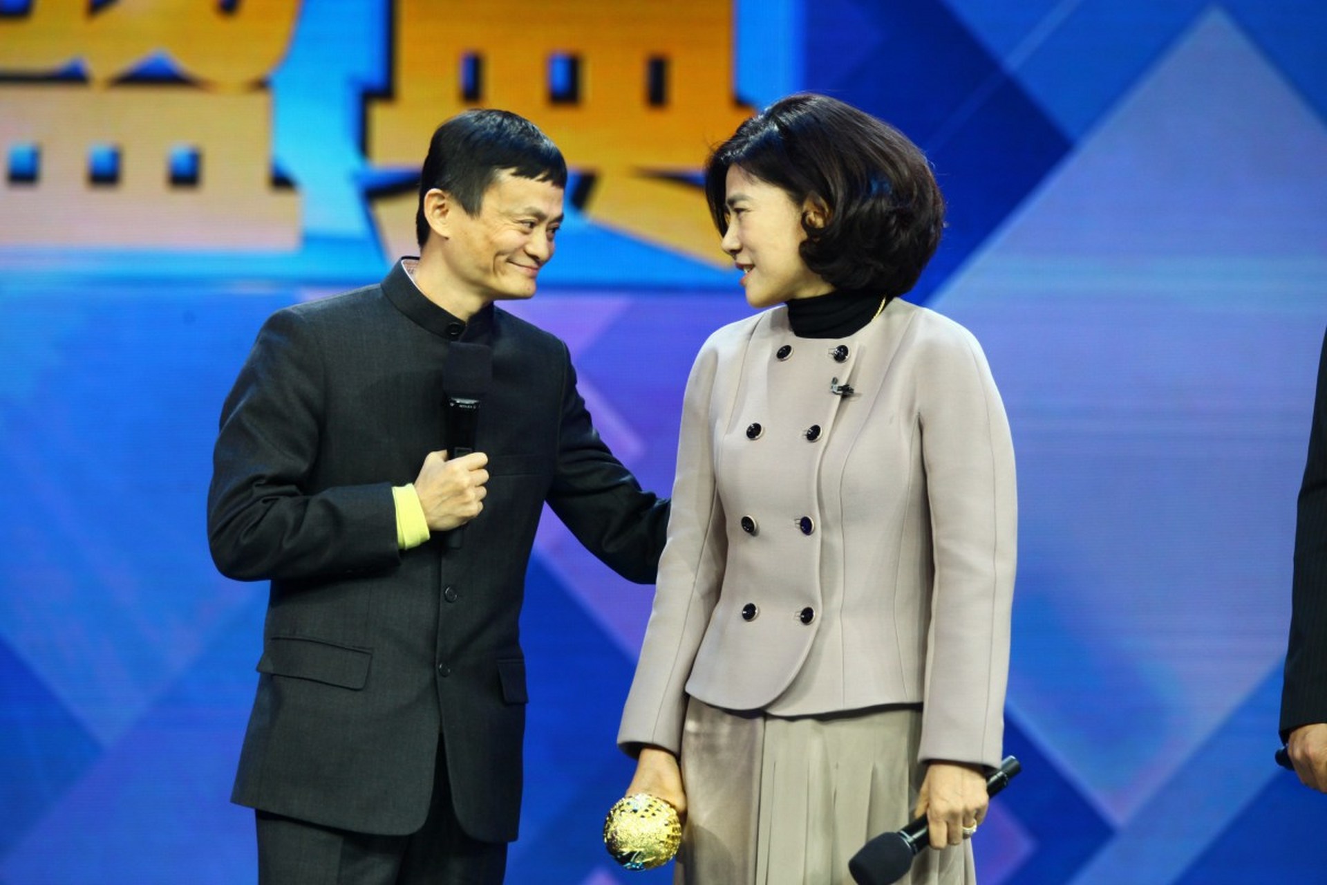 有一次,在众目睽睽之下,马云故意调侃董明珠:"像我这样的男人,你看得