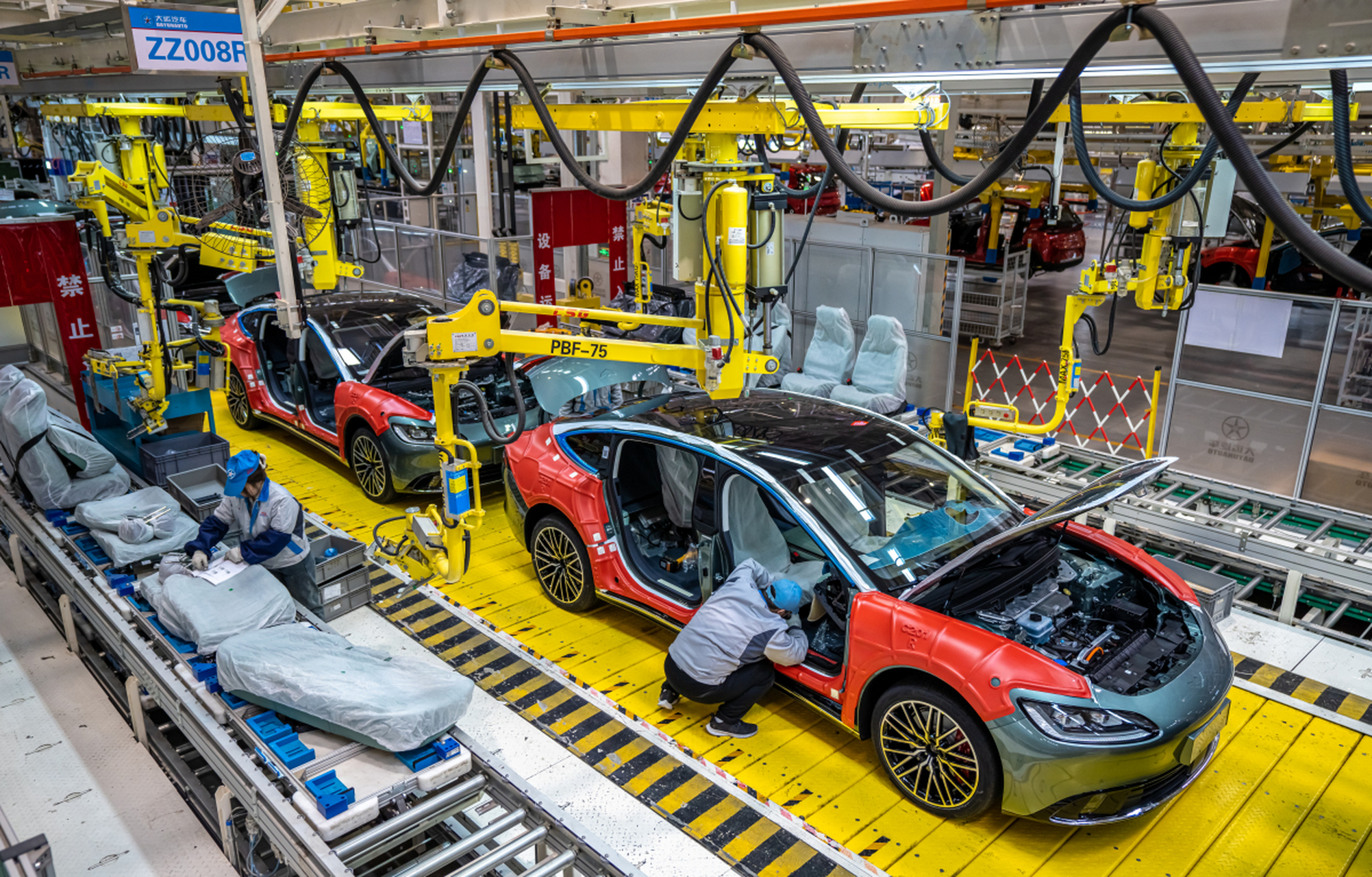 同时,还应关注智能化的趋势,将先进的自动驾驶技术融入新能源汽车中