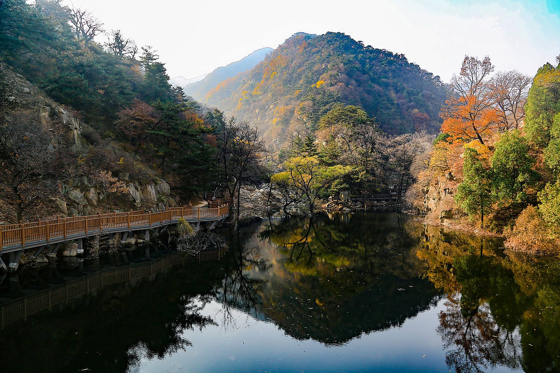 当阳市玉泉寺位于当阳市城西南约十公里处,占地面积超过一百六十万