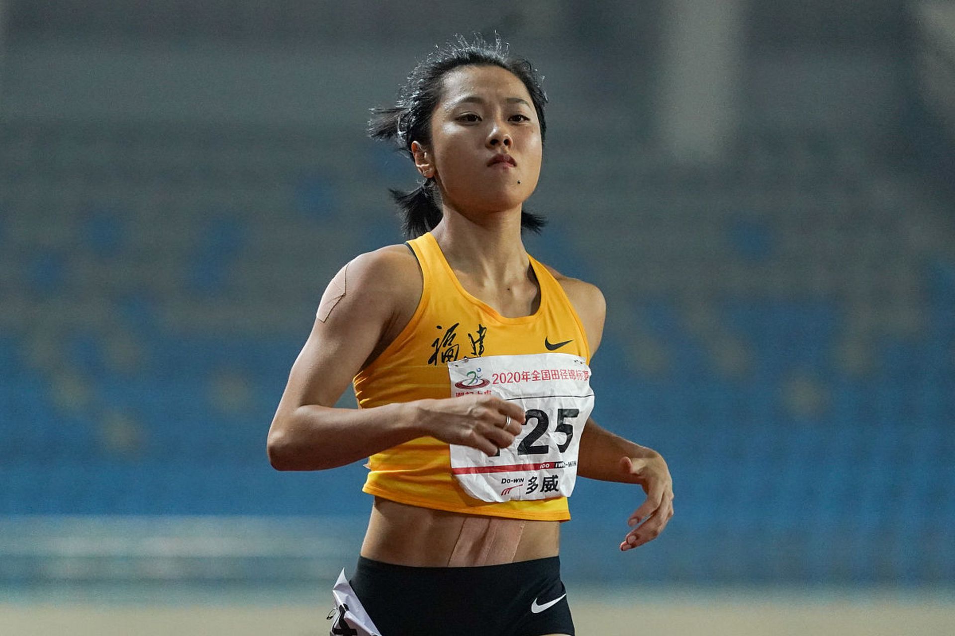 夏思凝以13秒29夺女子100栏冠军