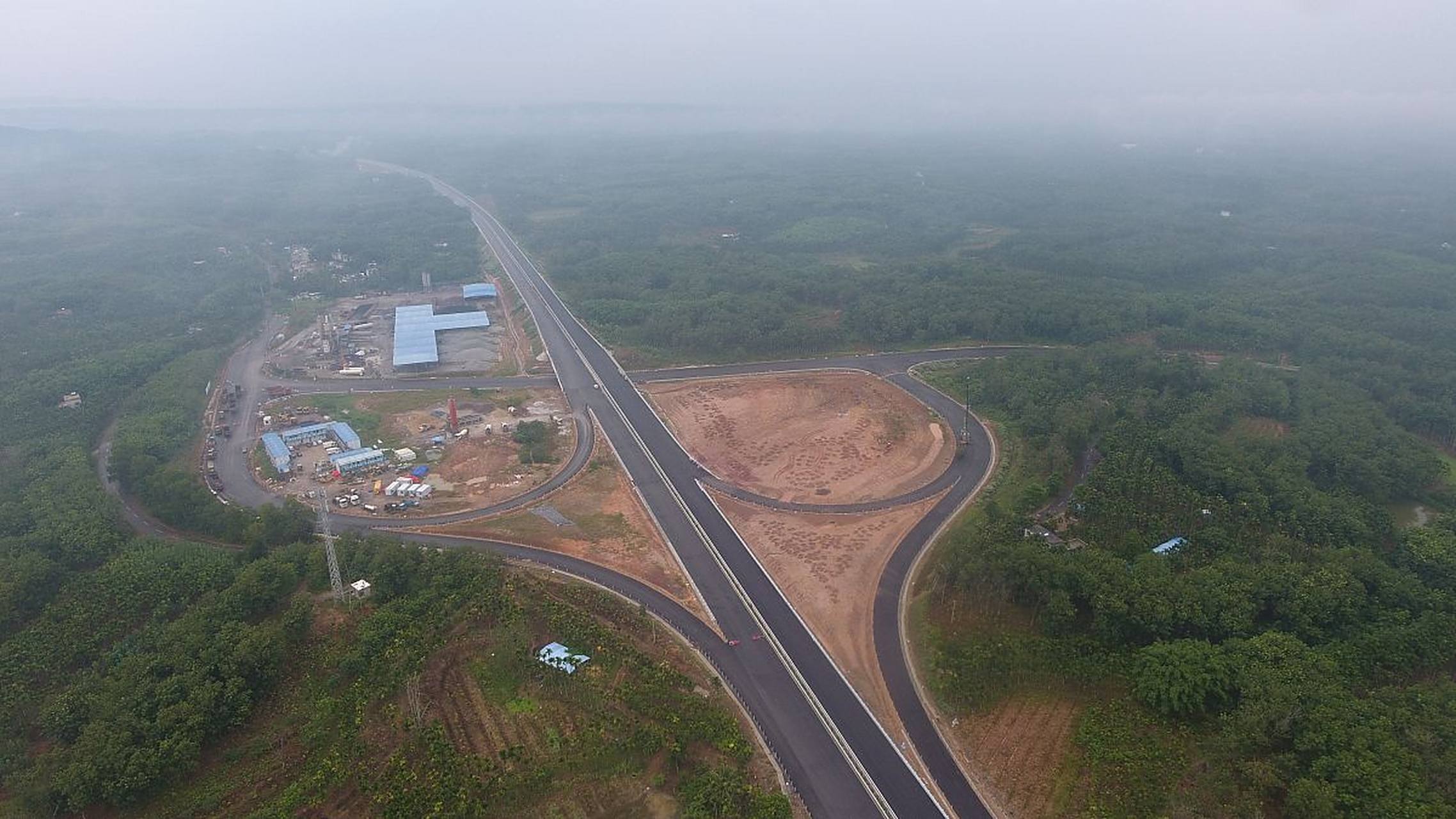 【海南洋浦疏港高速公路开工】预计2025年竣工,将为当地经济社会发展