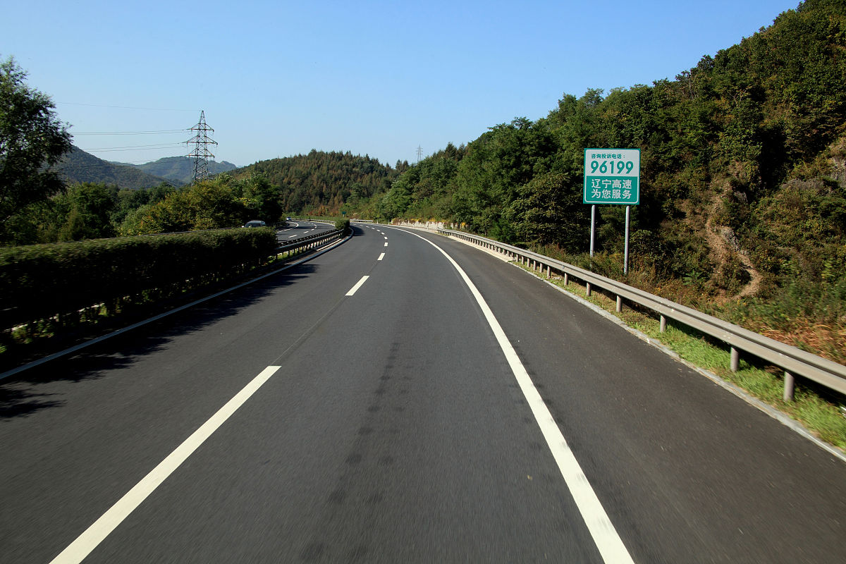 在辽宁这条高速上开车,简直能睡着:车少景美,非常舒服