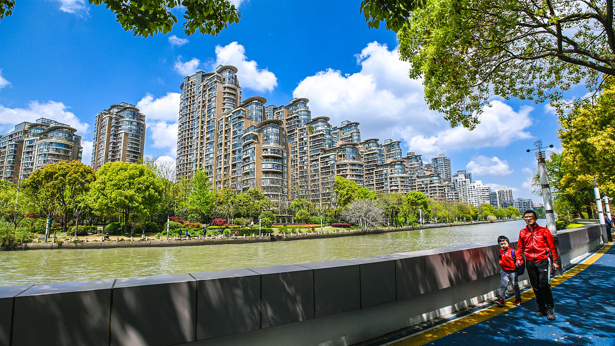 俗话说"千金买房,万金买邻",真的很有道理.