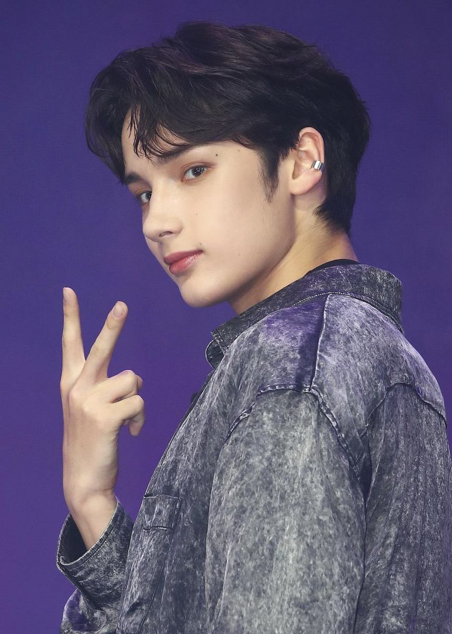 黄旭熙恋爱塌房后,也就低调了没几个月时间,很快就遇上大机遇.