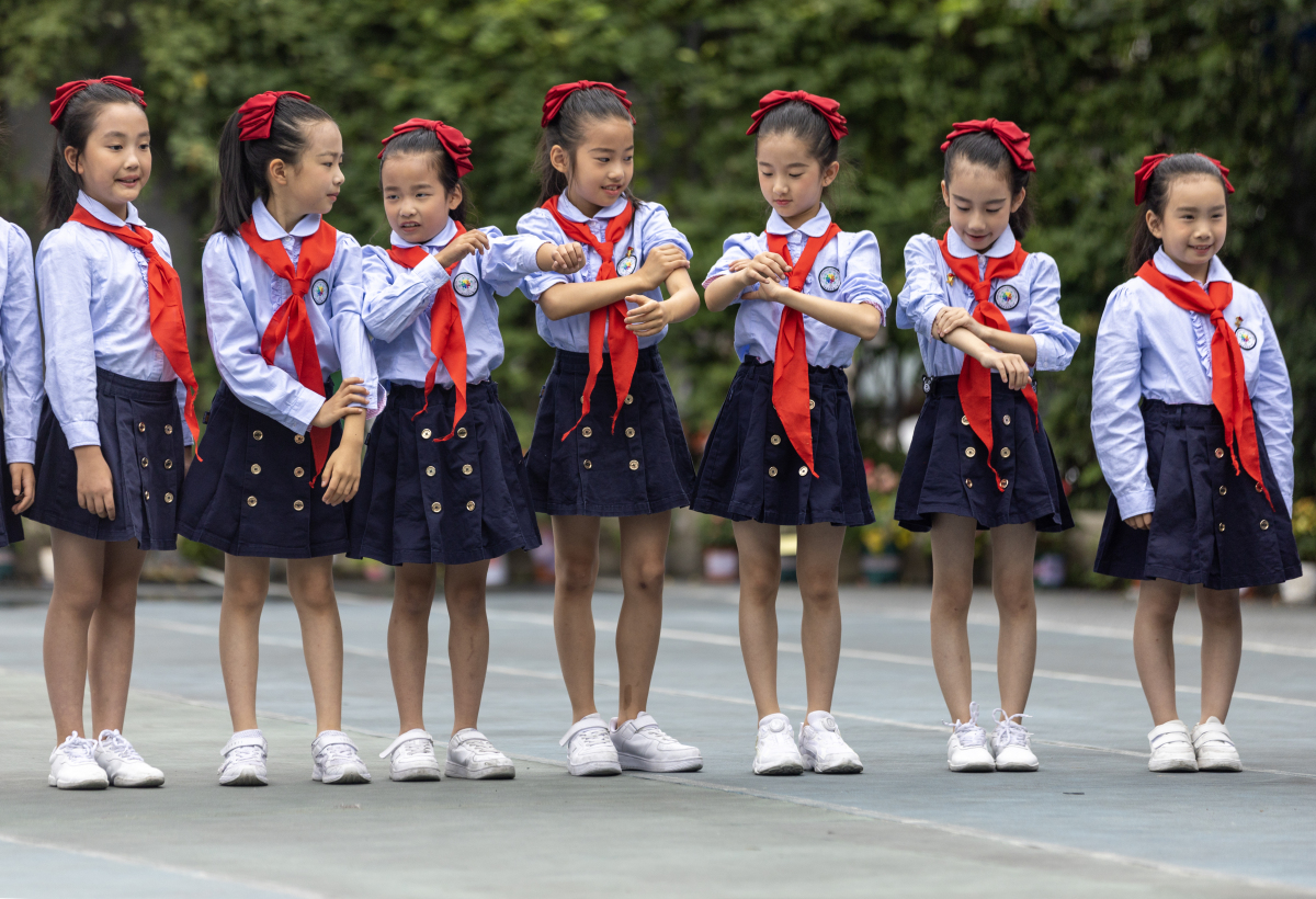 说到学生的教育问题,一位五年级的班主任老师打了个比方,他说,在花园