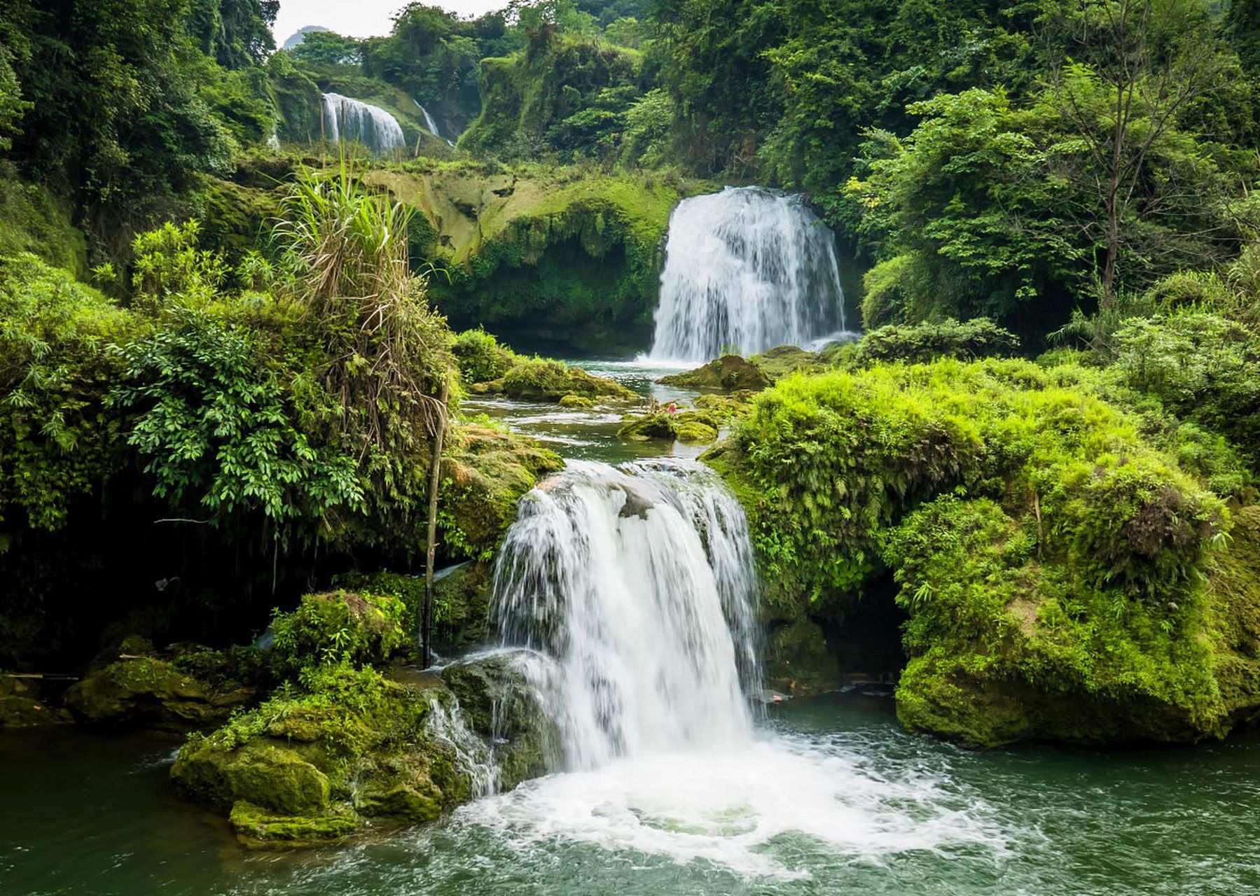 德天瀑布是广西崇左市大新县硕龙镇德天村的一大景点,被誉为"亚洲之巅