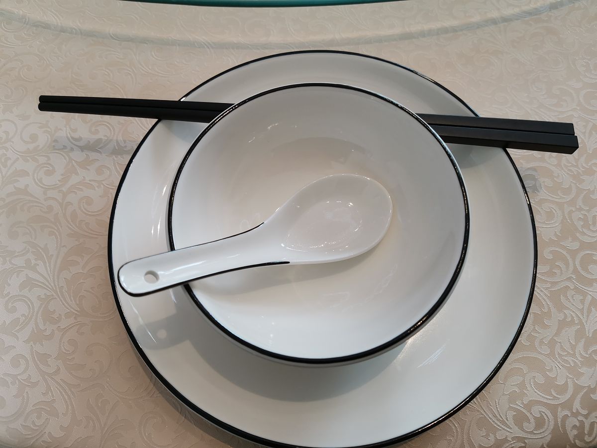 中午带父母出去吃饭,结完账,母亲要看小票,她算了