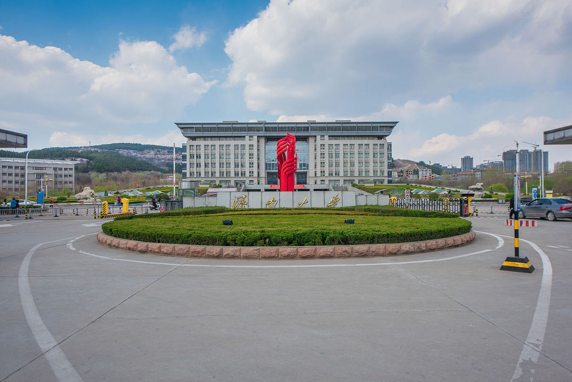 济南大学回应"给留学生每月补助3万元":实为每月1000元,针对谣言已