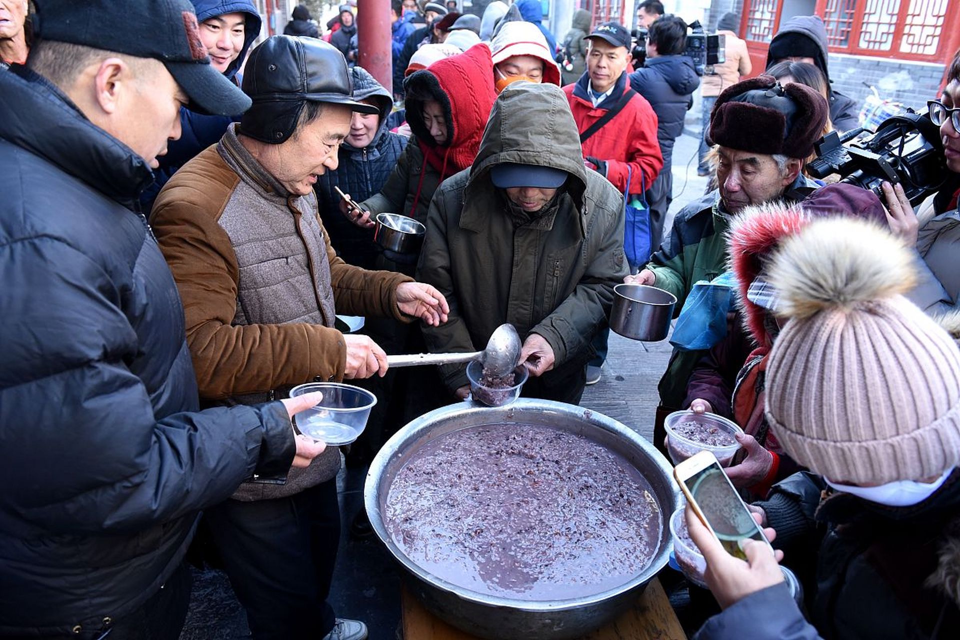 在农村,一锅热气腾腾的腊八粥是家庭团聚的象征,满满一大盆,够吃好几